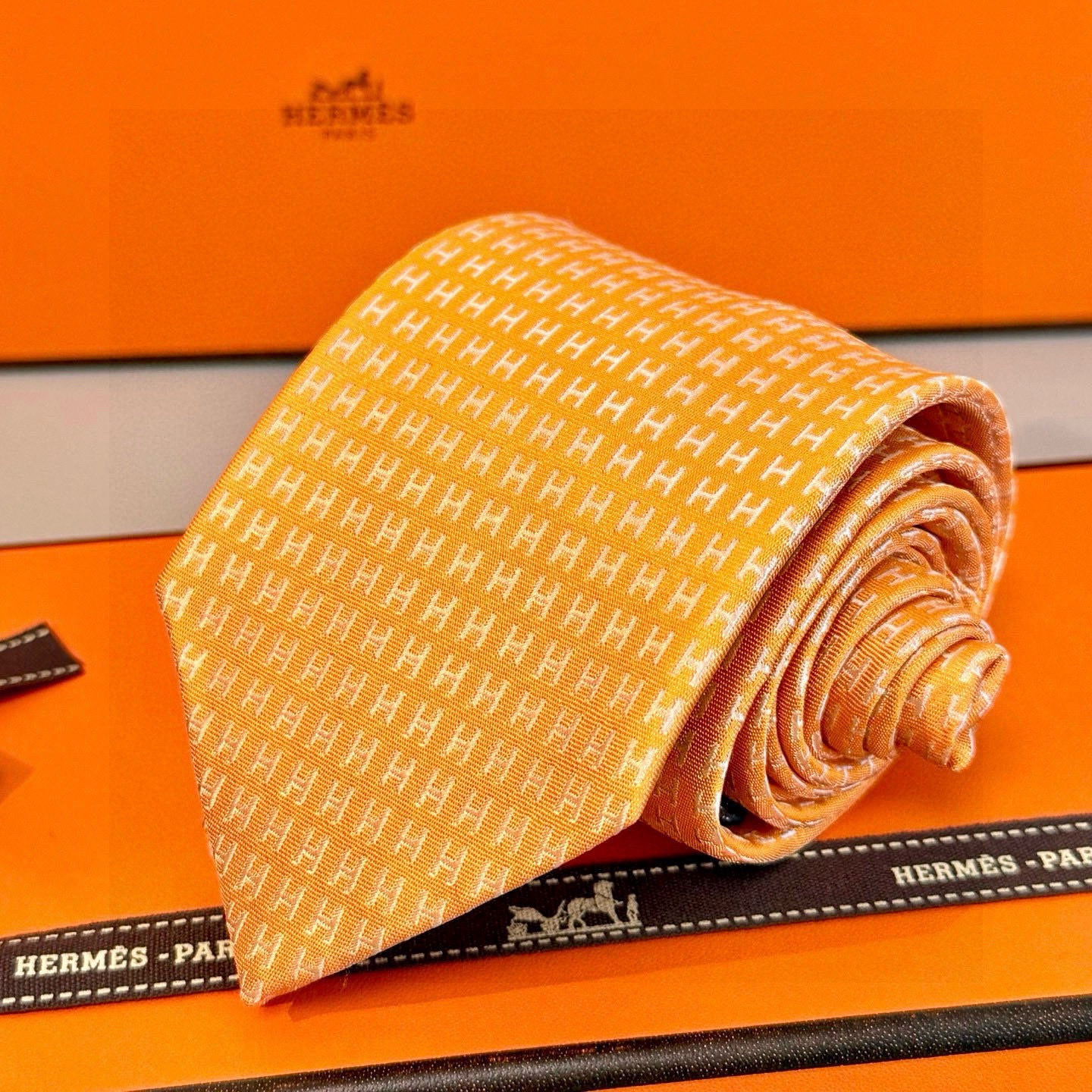 🌾男士新款领带系列【H字母图案领带】👔👔，稀有H家每年都有一千条不同印花的领带面世，从最初的多以几何图案