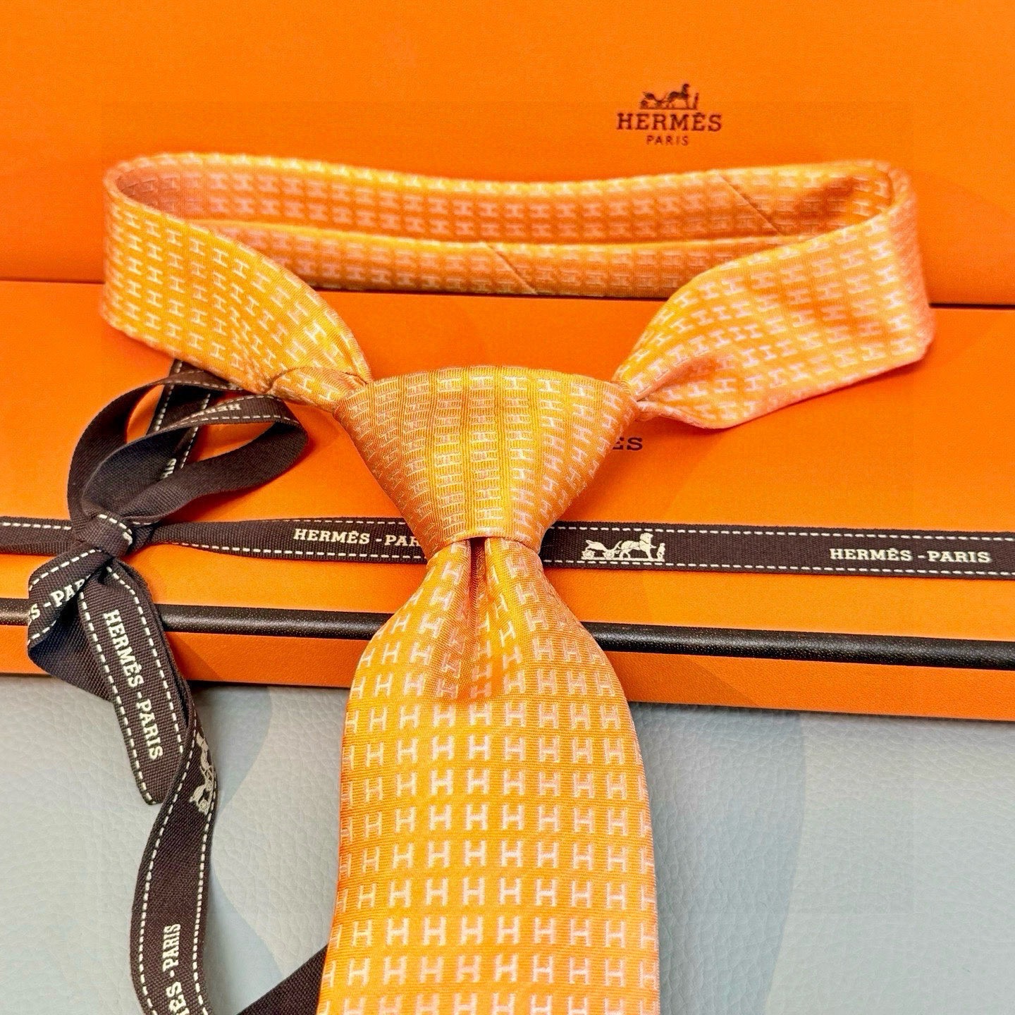 🌾男士新款领带系列【H字母图案领带】👔👔，稀有H家每年都有一千条不同印花的领带面世，从最初的多以几何图案
