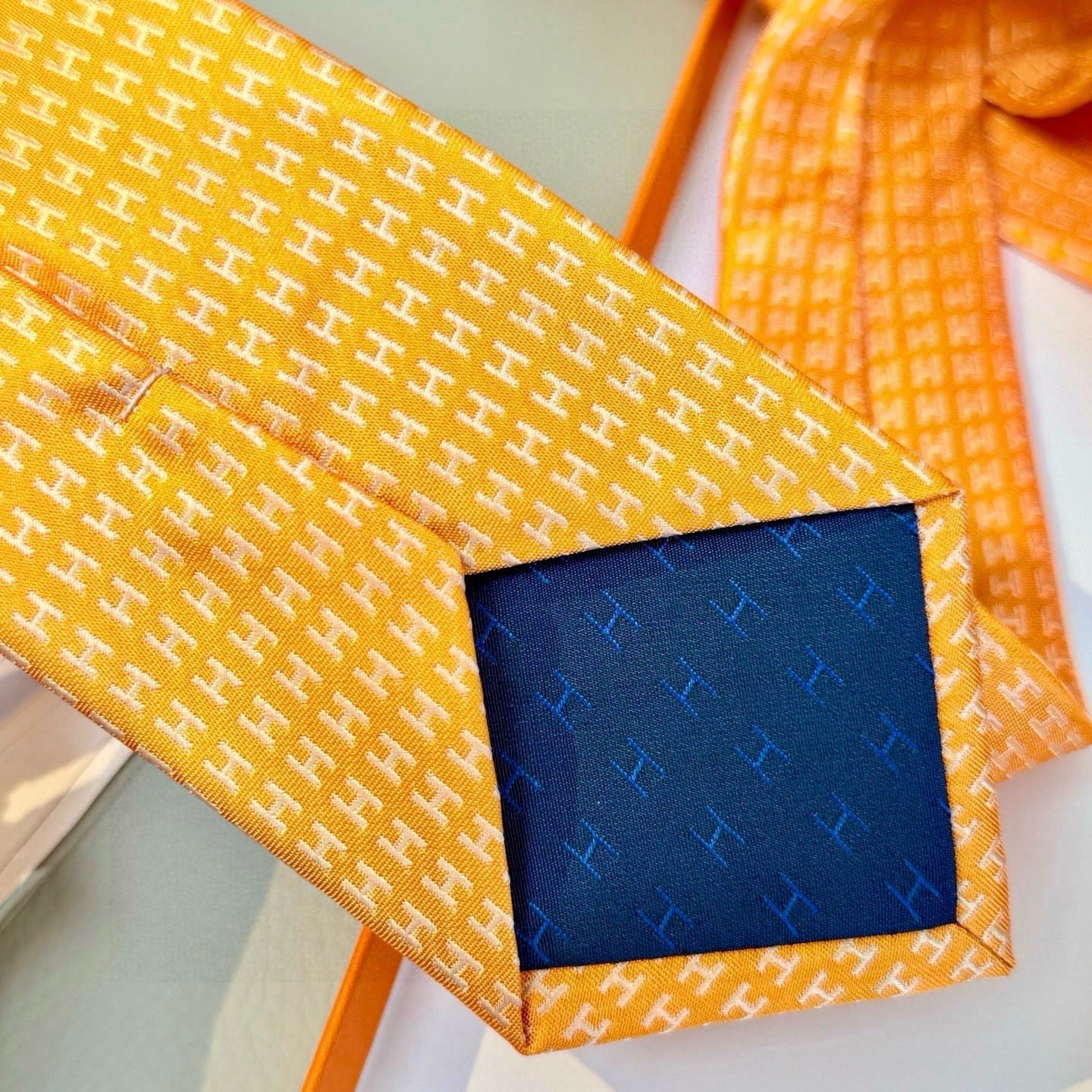 🌾男士新款领带系列【H字母图案领带】👔👔，稀有H家每年都有一千条不同印花的领带面世，从最初的多以几何图案