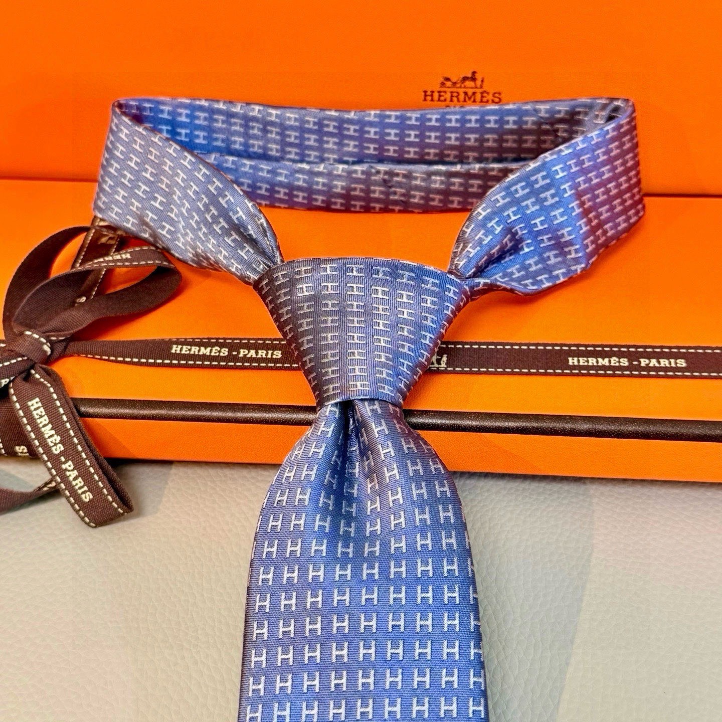 🌾男士新款领带系列【H字母图案领带】👔👔，稀有H家每年都有一千条不同印花的领带面世，从最初的多以几何图案