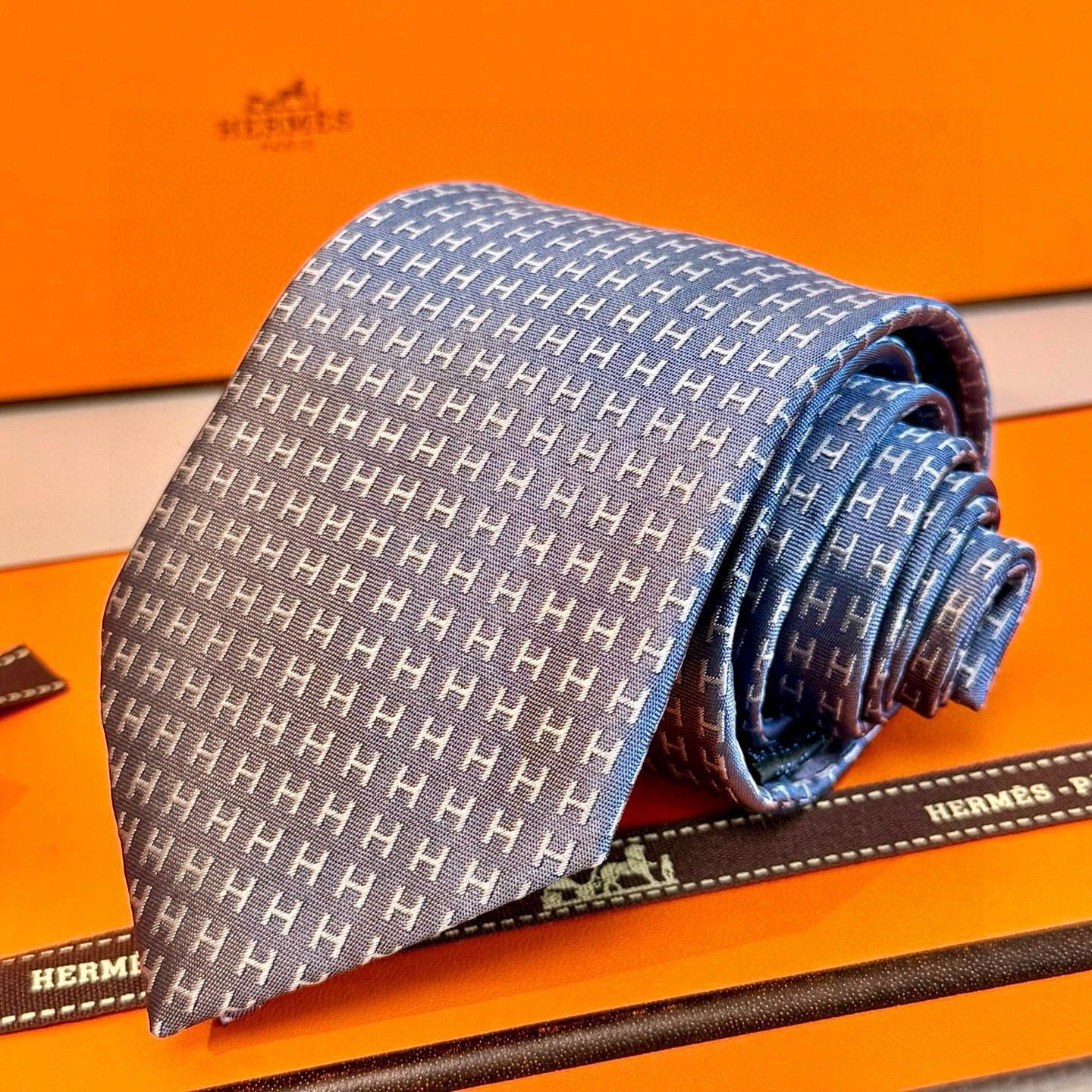 🌾男士新款领带系列【H字母图案领带】👔👔，稀有H家每年都有一千条不同印花的领带面世，从最初的多以几何图案
