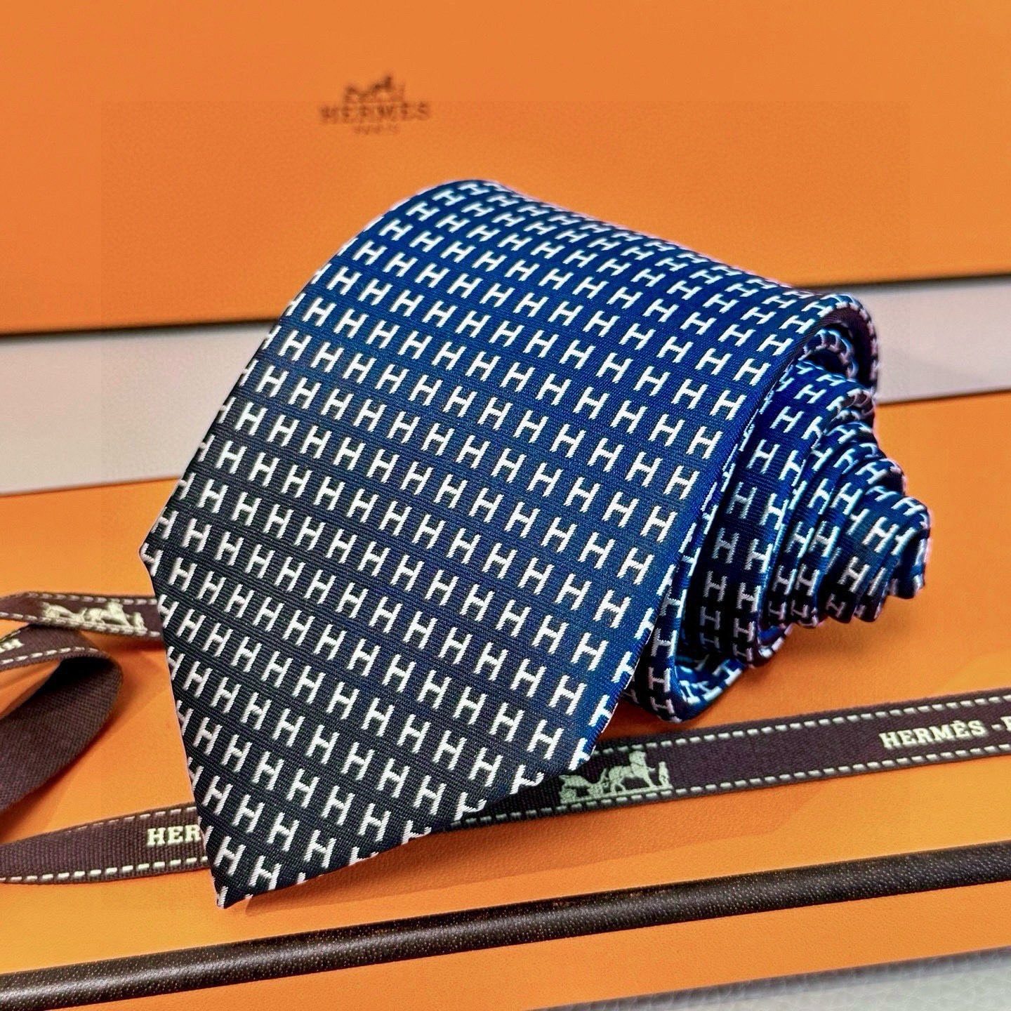 🌾男士新款领带系列【H字母图案领带】👔👔，稀有H家每年都有一千条不同印花的领带面世，从最初的多以几何图案