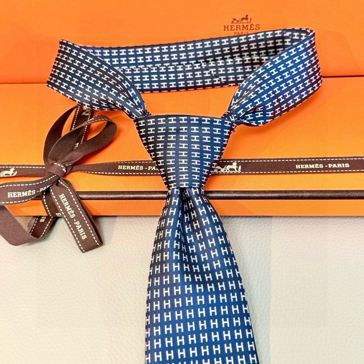 🌾男士新款领带系列【H字母图案领带】👔👔，稀有H家每年都有一千条不同印花的领带面世，从最初的多以几何图案