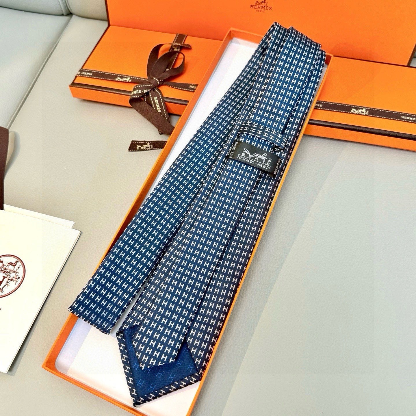 🌾男士新款领带系列【H字母图案领带】👔👔，稀有H家每年都有一千条不同印花的领带面世，从最初的多以几何图案