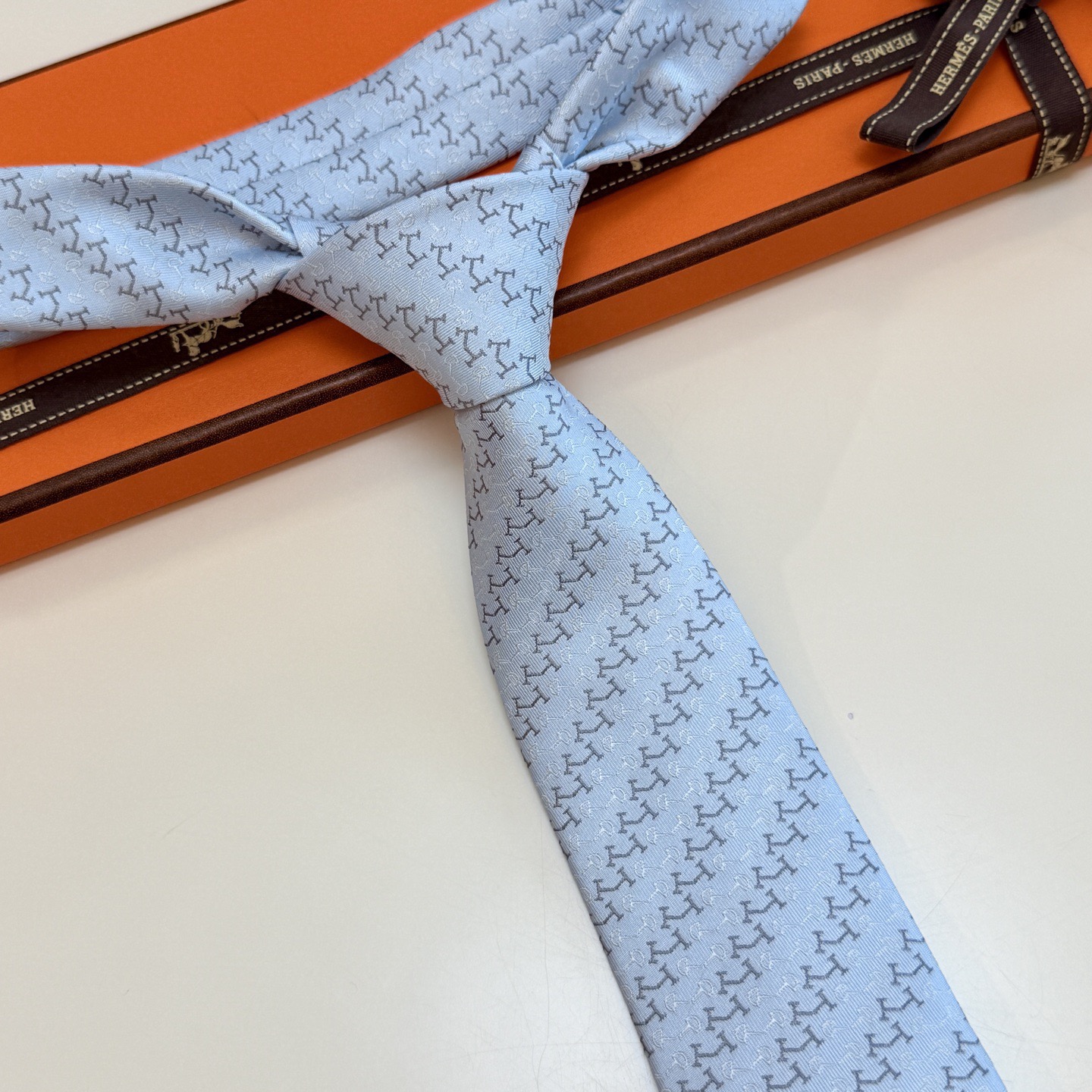 6色到货！🌾 爱马仕官方新款领带！男士领带系列 ！稀有爱马仕家每年都有一千条不同印花的领带面世，从最初的