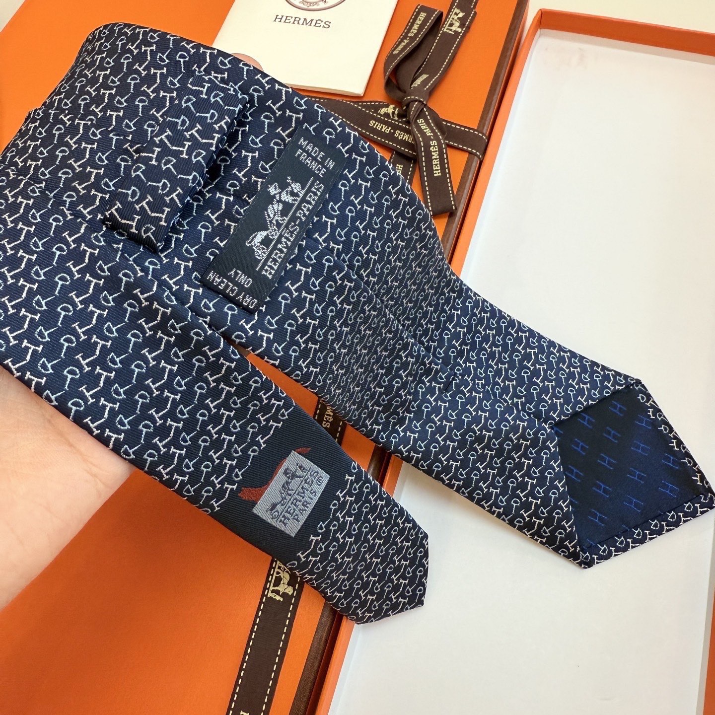 6色到货！🌾 爱马仕官方新款领带！男士领带系列 ！稀有爱马仕家每年都有一千条不同印花的领带面世，从最初的