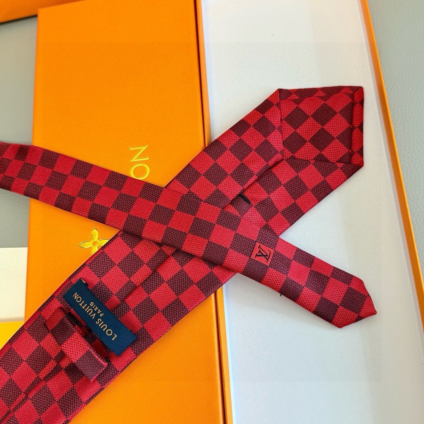 🌾男士领带系列 LV棋盘格领带👔👔，稀有😻😻展现精湛手工与时尚优雅的理想选择，这款领带将标志性的路易威登