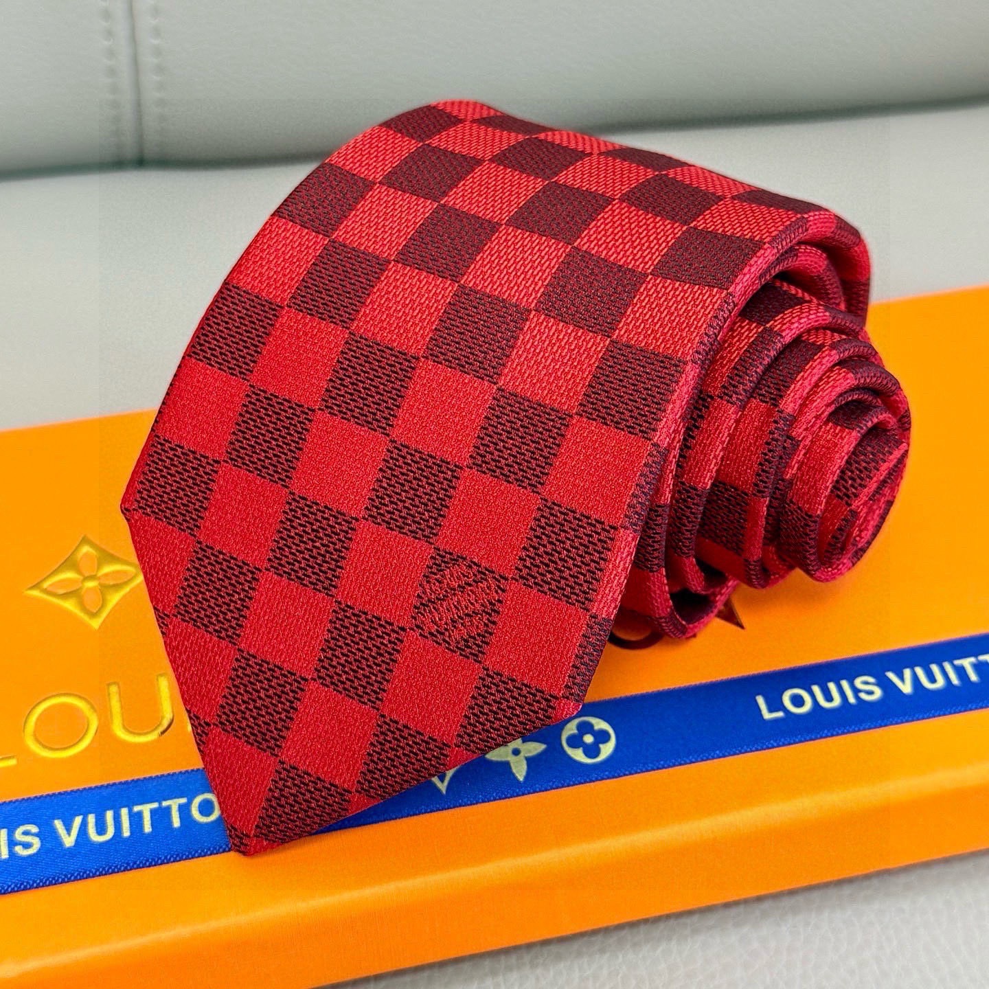 🌾男士领带系列 LV棋盘格领带👔👔，稀有😻😻展现精湛手工与时尚优雅的理想选择，这款领带将标志性的路易威登