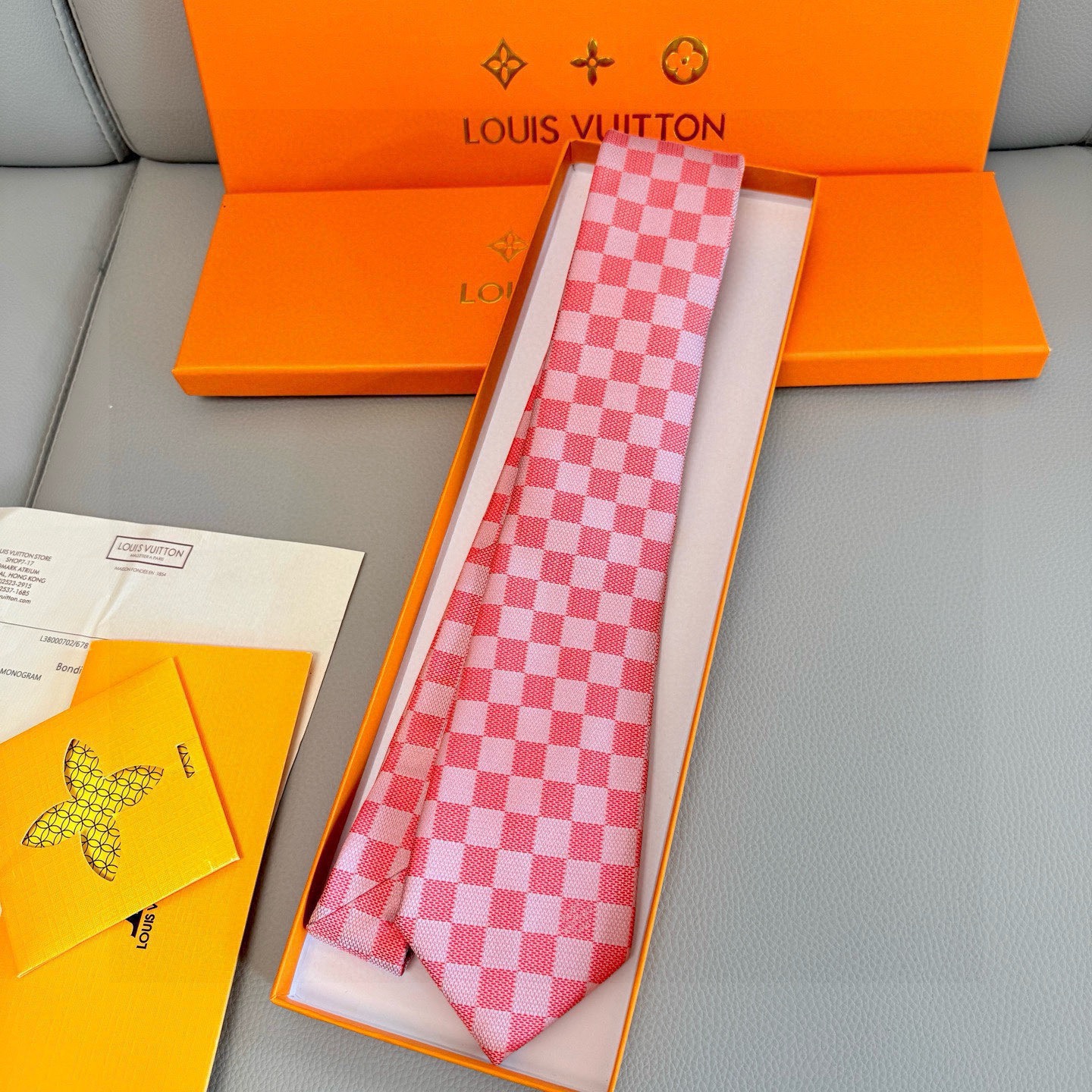 🌾男士领带系列 LV棋盘格领带👔👔，稀有😻😻展现精湛手工与时尚优雅的理想选择，这款领带将标志性的路易威登