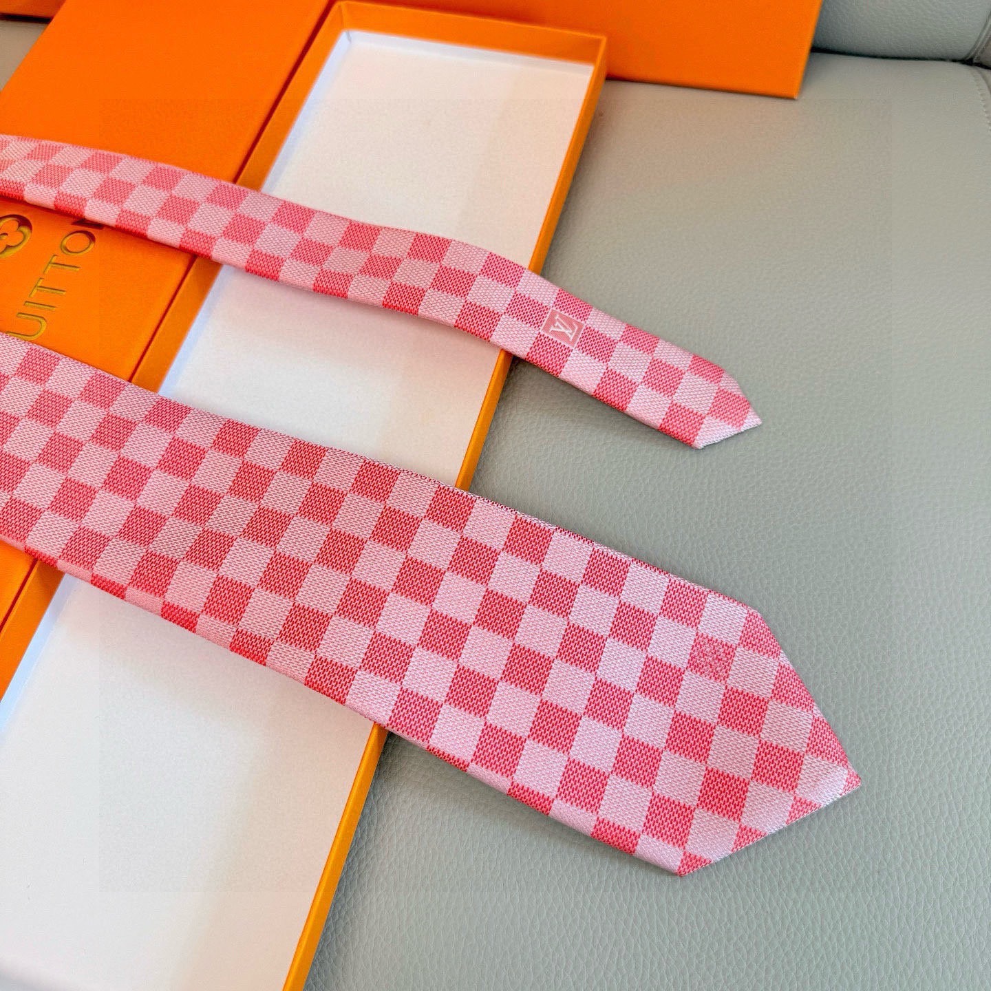 🌾男士领带系列 LV棋盘格领带👔👔，稀有😻😻展现精湛手工与时尚优雅的理想选择，这款领带将标志性的路易威登