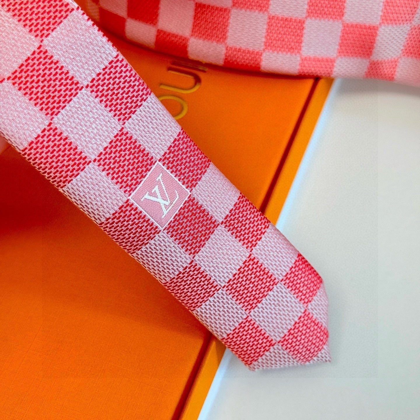 🌾男士领带系列 LV棋盘格领带👔👔，稀有😻😻展现精湛手工与时尚优雅的理想选择，这款领带将标志性的路易威登