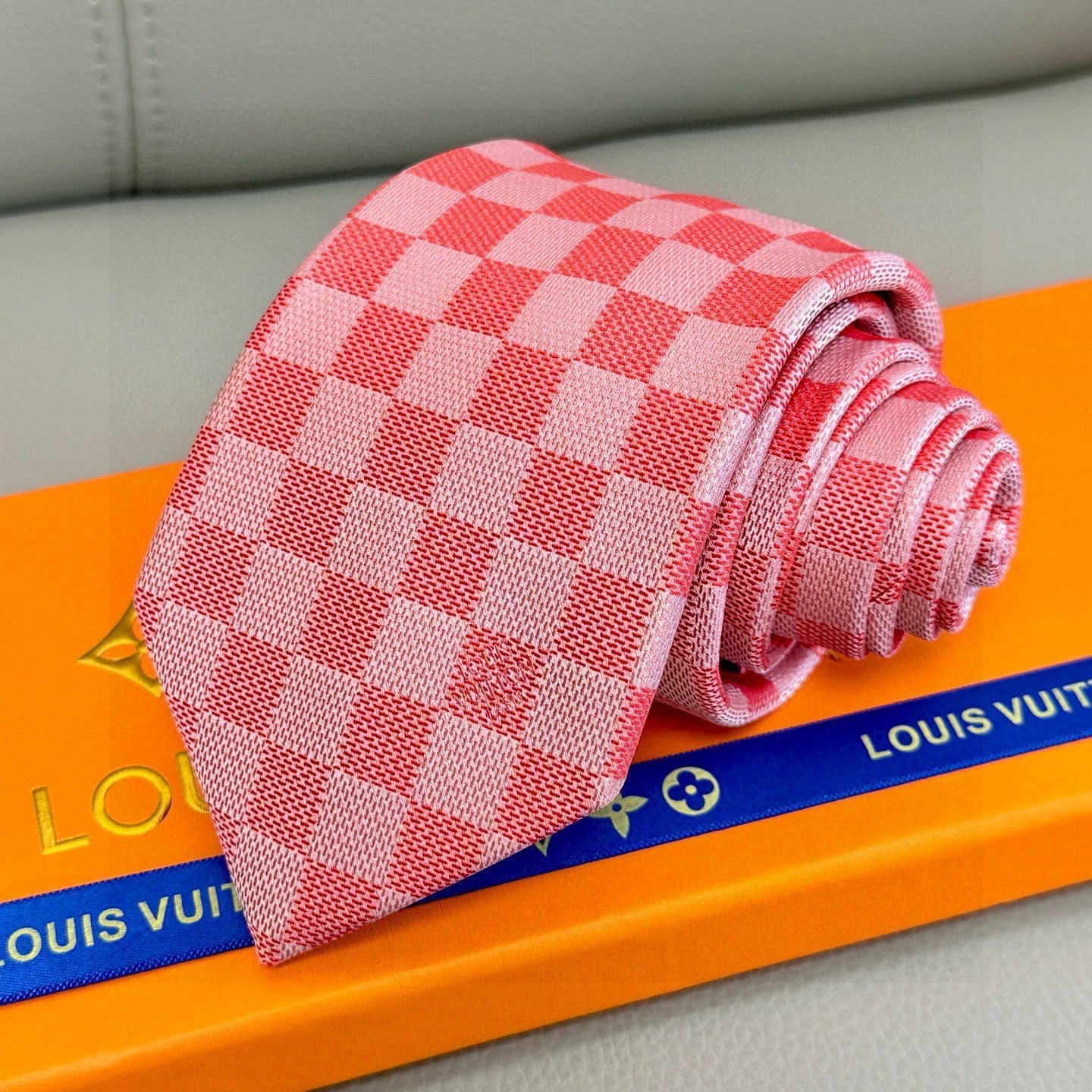 🌾男士领带系列 LV棋盘格领带👔👔，稀有😻😻展现精湛手工与时尚优雅的理想选择，这款领带将标志性的路易威登