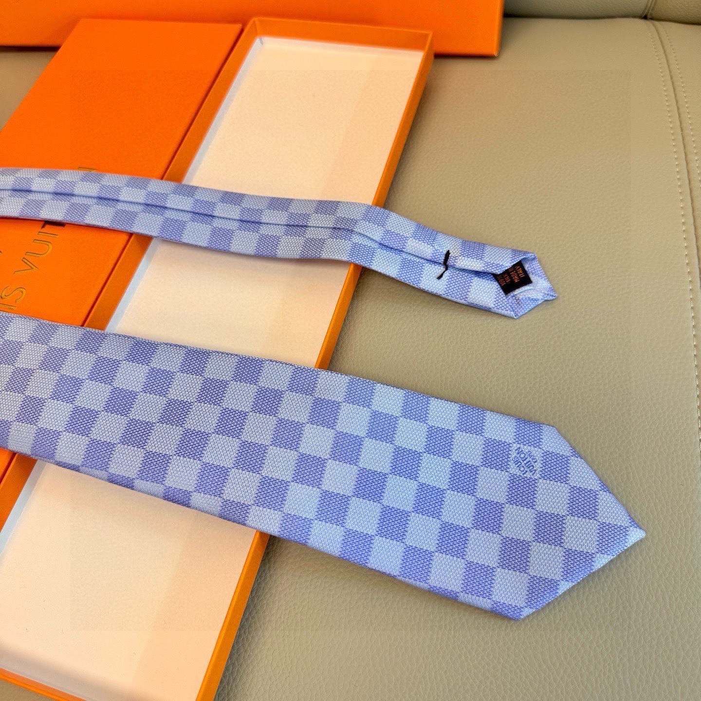 🌾男士领带系列 LV棋盘格领带👔👔，稀有😻😻展现精湛手工与时尚优雅的理想选择，这款领带将标志性的路易威登