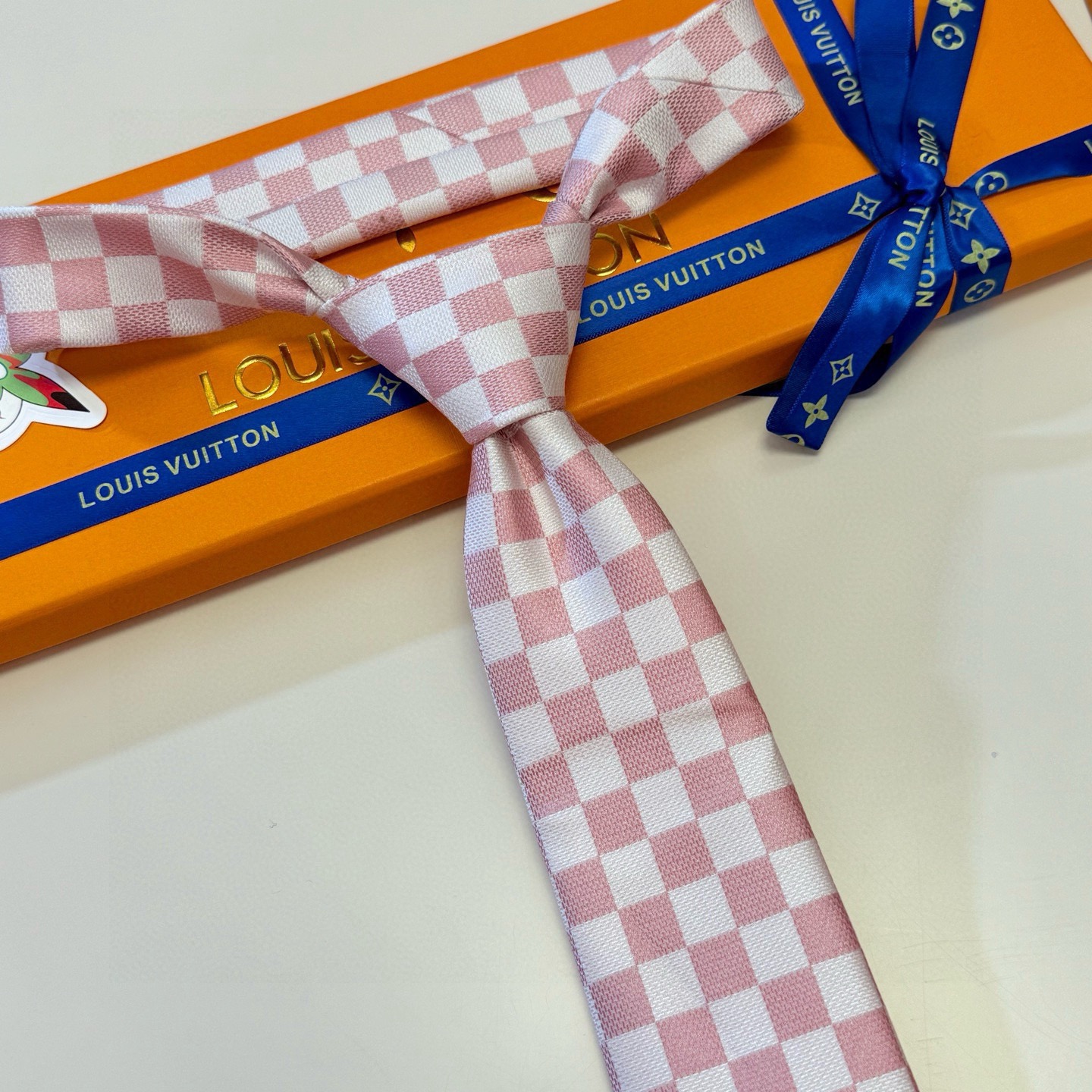🌾男士领带系列 LV棋盘格领带👔👔，稀有😻😻展现精湛手工与时尚优雅的理想选择，这款领带将标志性的路易威登