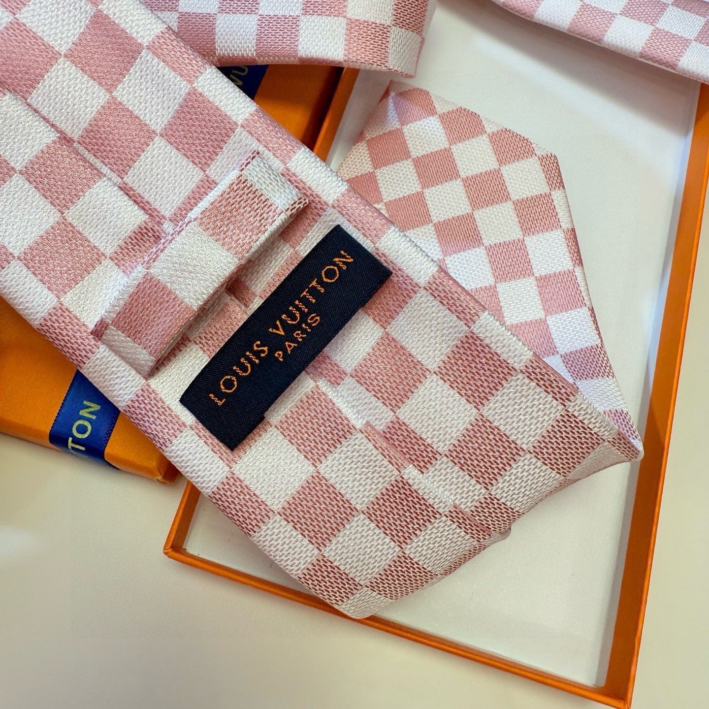 🌾男士领带系列 LV棋盘格领带👔👔，稀有😻😻展现精湛手工与时尚优雅的理想选择，这款领带将标志性的路易威登