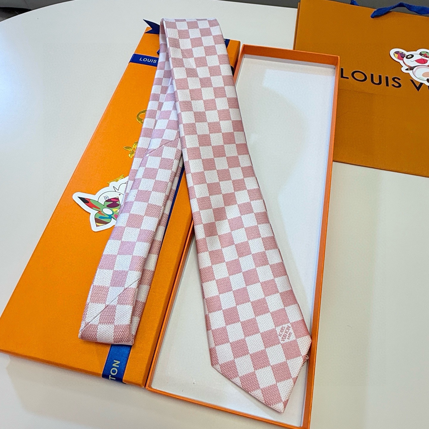 🌾男士领带系列 LV棋盘格领带👔👔，稀有😻😻展现精湛手工与时尚优雅的理想选择，这款领带将标志性的路易威登