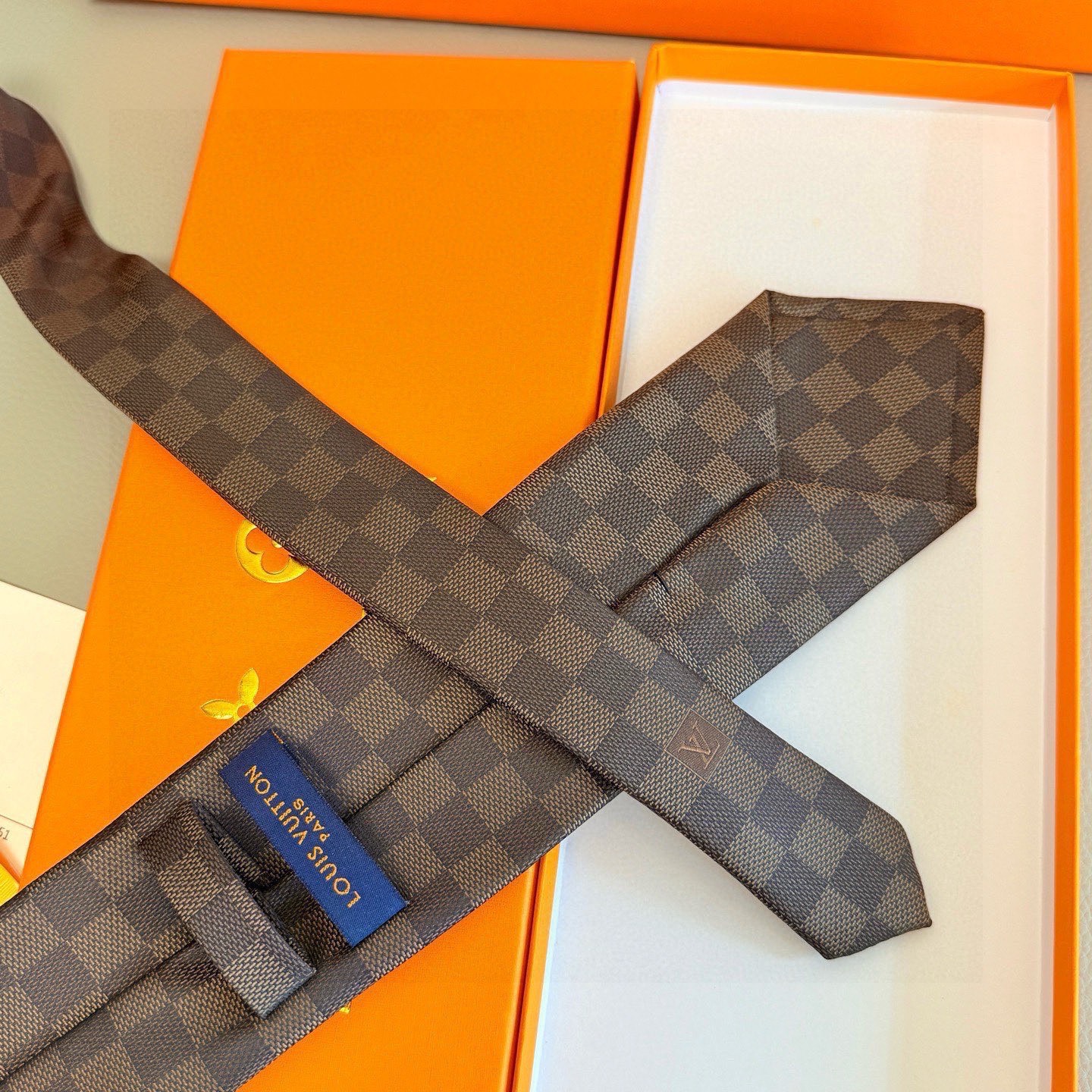 🌾男士领带系列 LV棋盘格领带👔👔，稀有😻😻展现精湛手工与时尚优雅的理想选择，这款领带将标志性的路易威登