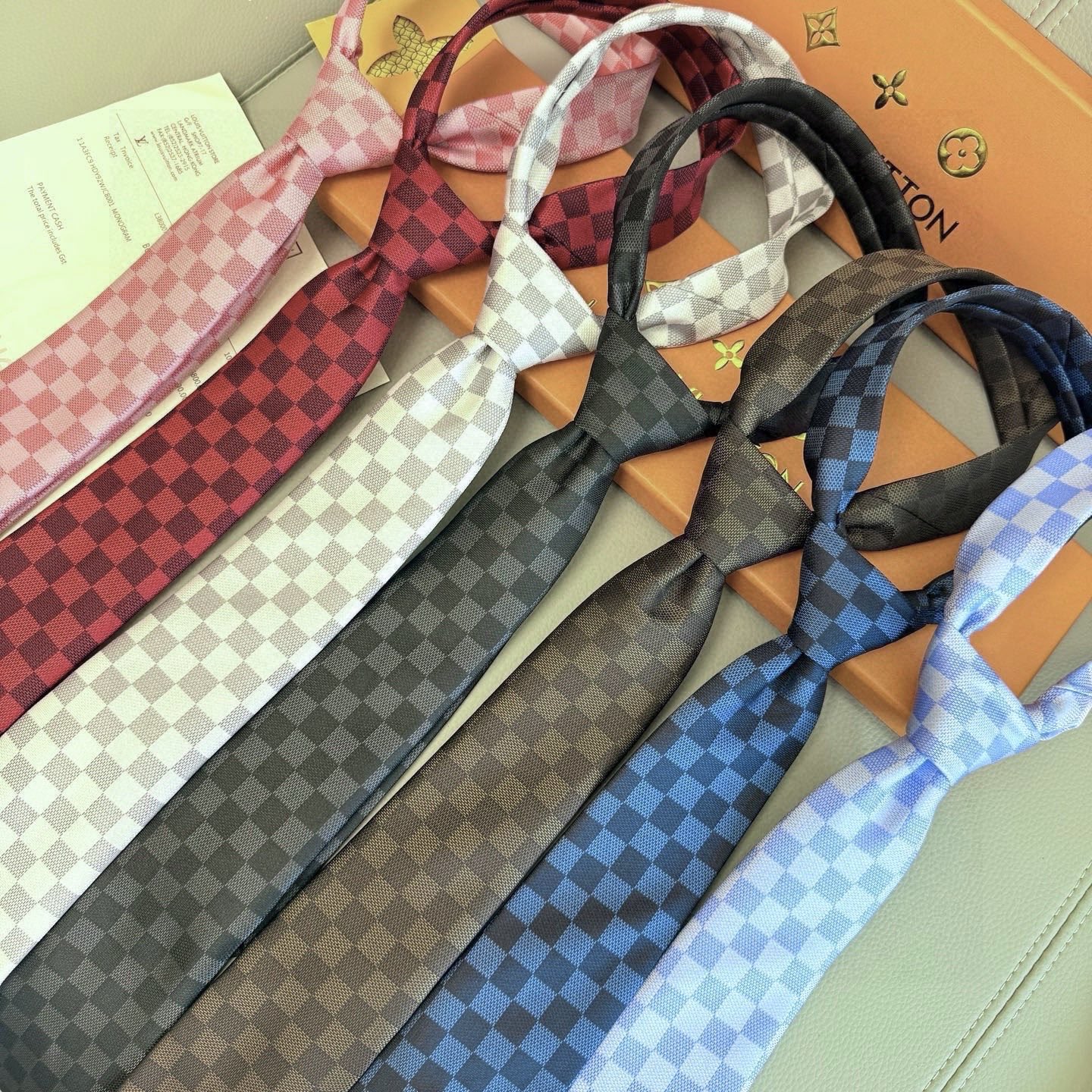 🌾男士领带系列 LV棋盘格领带👔👔，稀有😻😻展现精湛手工与时尚优雅的理想选择，这款领带将标志性的路易威登