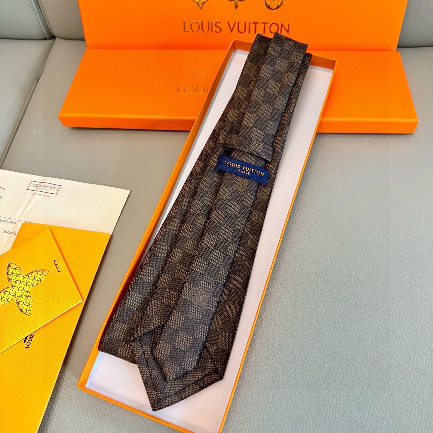 🌾男士领带系列 LV棋盘格领带👔👔，稀有😻😻展现精湛手工与时尚优雅的理想选择，这款领带将标志性的路易威登