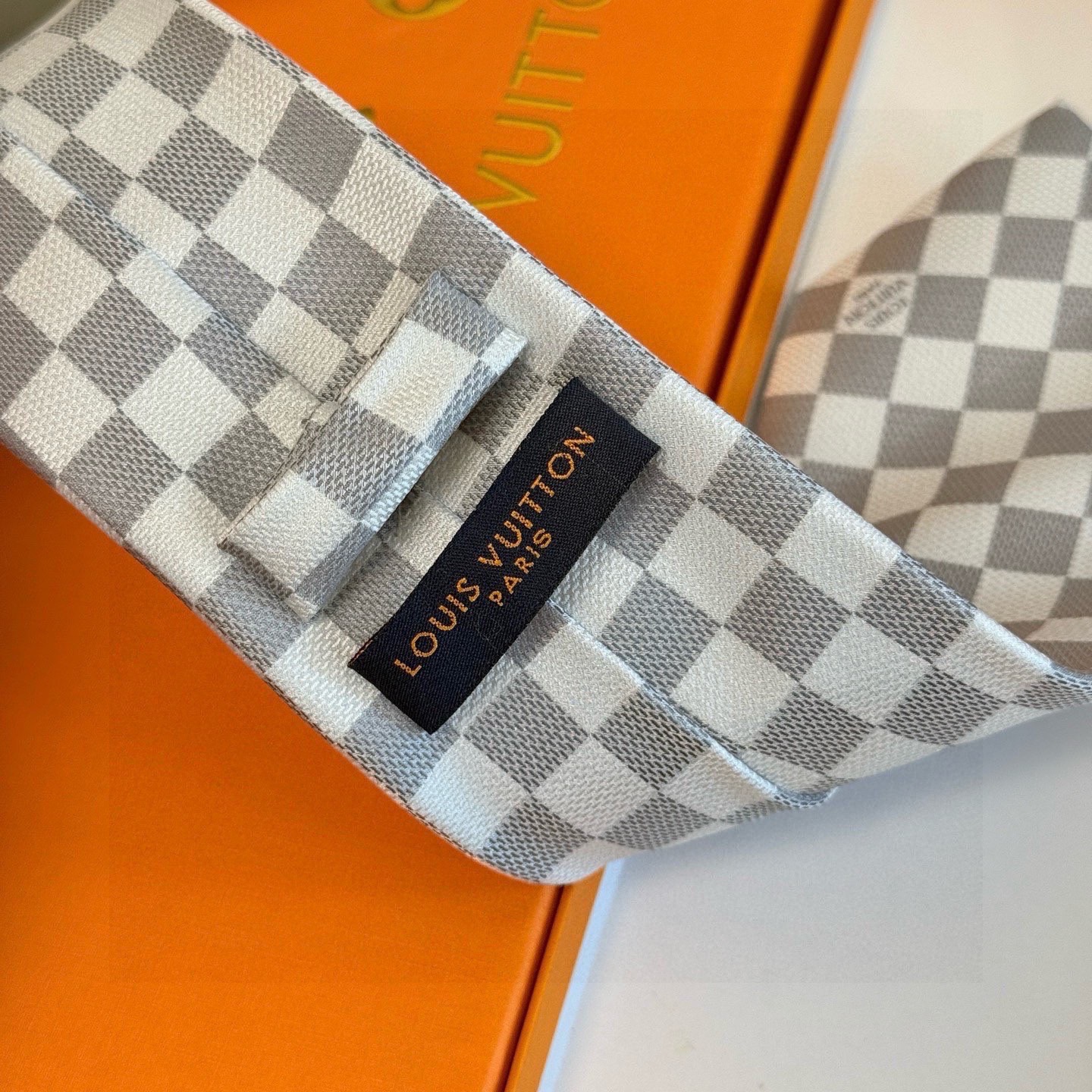 🌾男士领带系列 LV棋盘格领带👔👔，稀有😻😻展现精湛手工与时尚优雅的理想选择，这款领带将标志性的路易威登