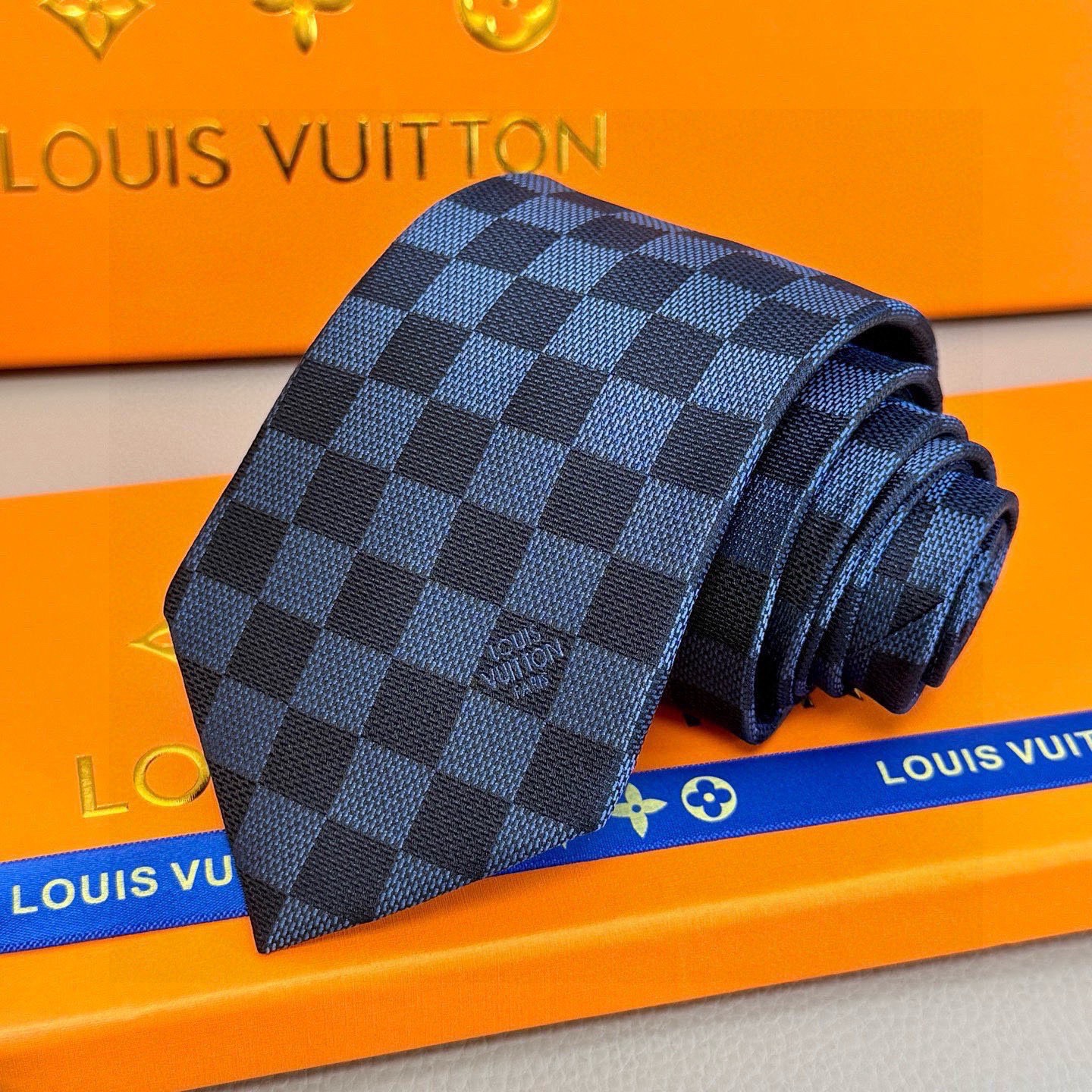 🌾男士领带系列 LV棋盘格领带👔👔，稀有😻😻展现精湛手工与时尚优雅的理想选择，这款领带将标志性的路易威登