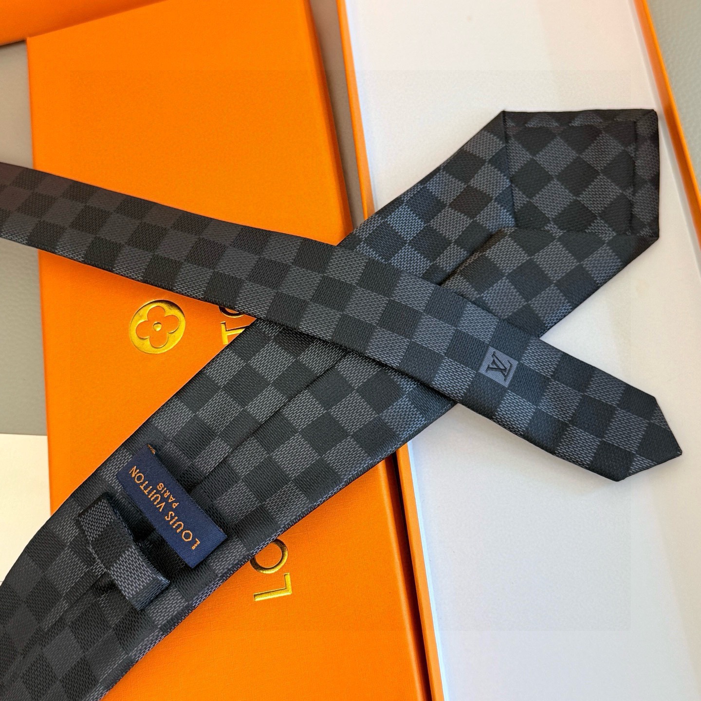 🌾男士领带系列 LV棋盘格领带👔👔，稀有😻😻展现精湛手工与时尚优雅的理想选择，这款领带将标志性的路易威登