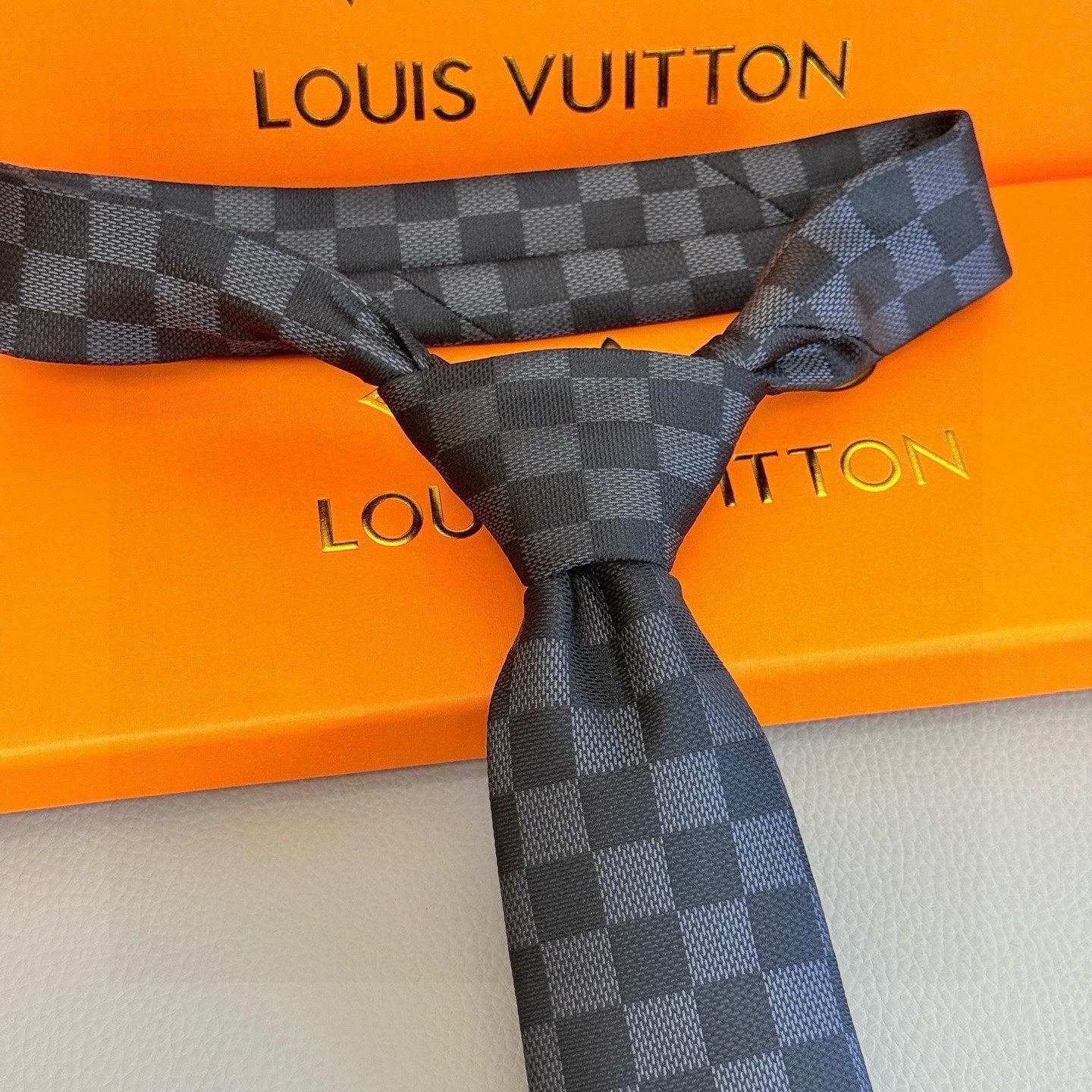 🌾男士领带系列 LV棋盘格领带👔👔，稀有😻😻展现精湛手工与时尚优雅的理想选择，这款领带将标志性的路易威登