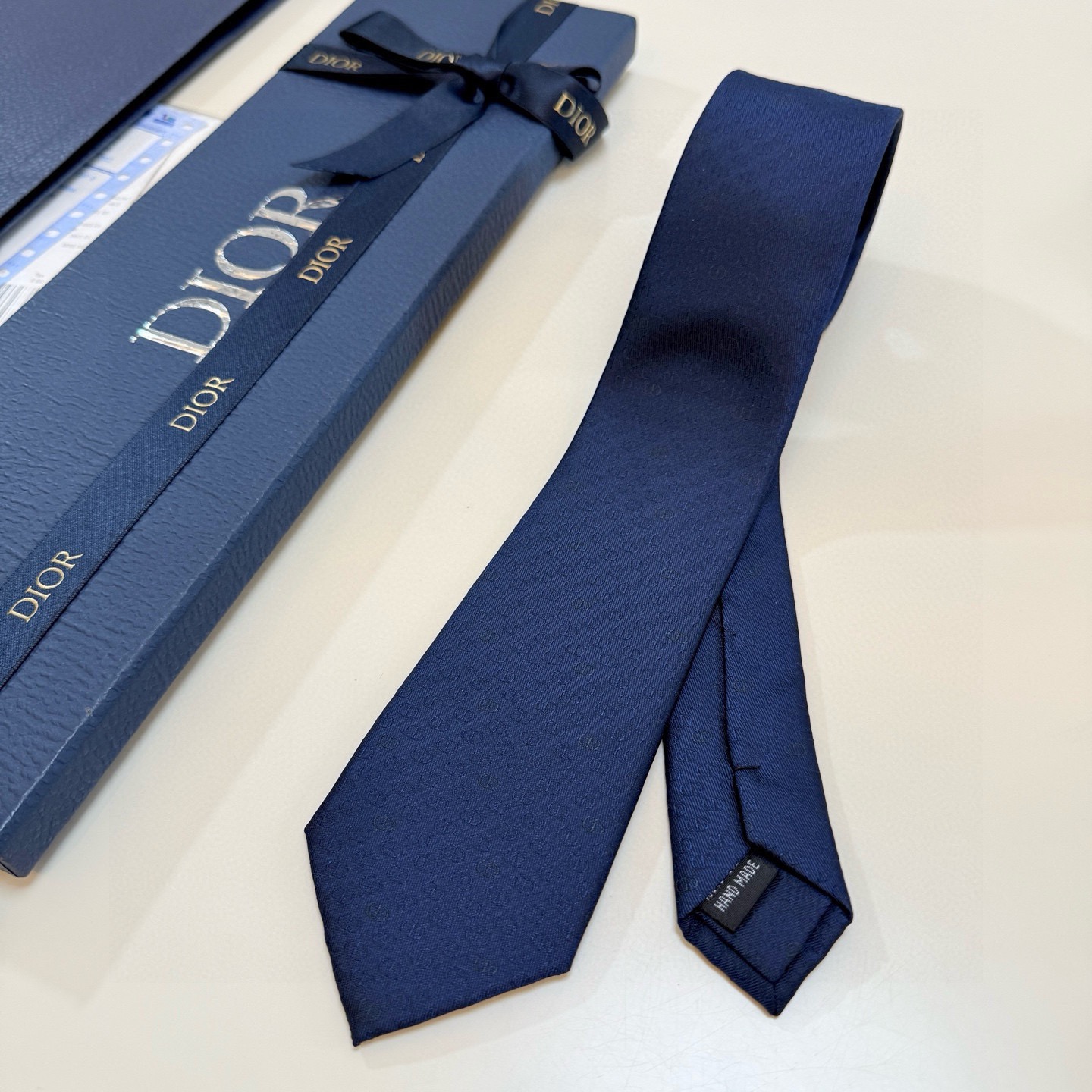 🌾 新款！官方同步领带出货【CD图案】Dior男士稀有😻😻展现精湛手工与时尚优雅的理想选择，这款采用DO