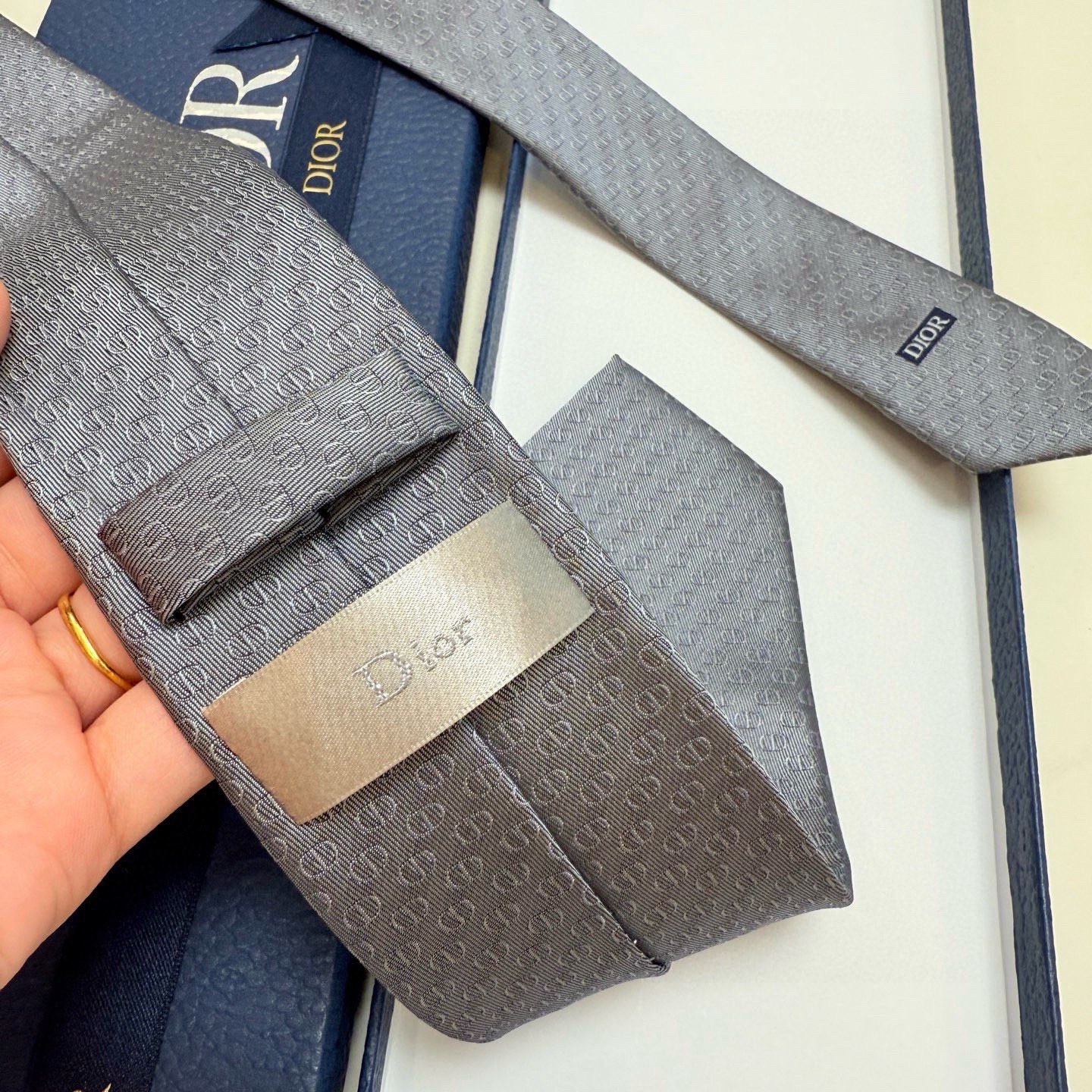 🌾 新款！官方同步领带出货【CD图案】Dior男士稀有😻😻展现精湛手工与时尚优雅的理想选择，这款采用DO