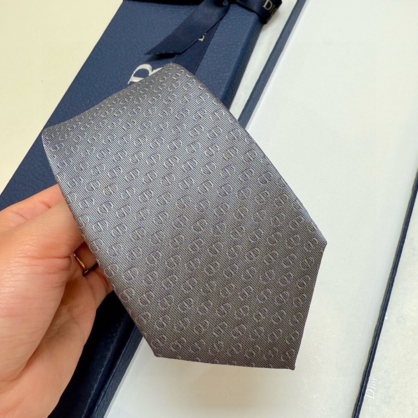 🌾 新款！官方同步领带出货【CD图案】Dior男士稀有😻😻展现精湛手工与时尚优雅的理想选择，这款采用DO