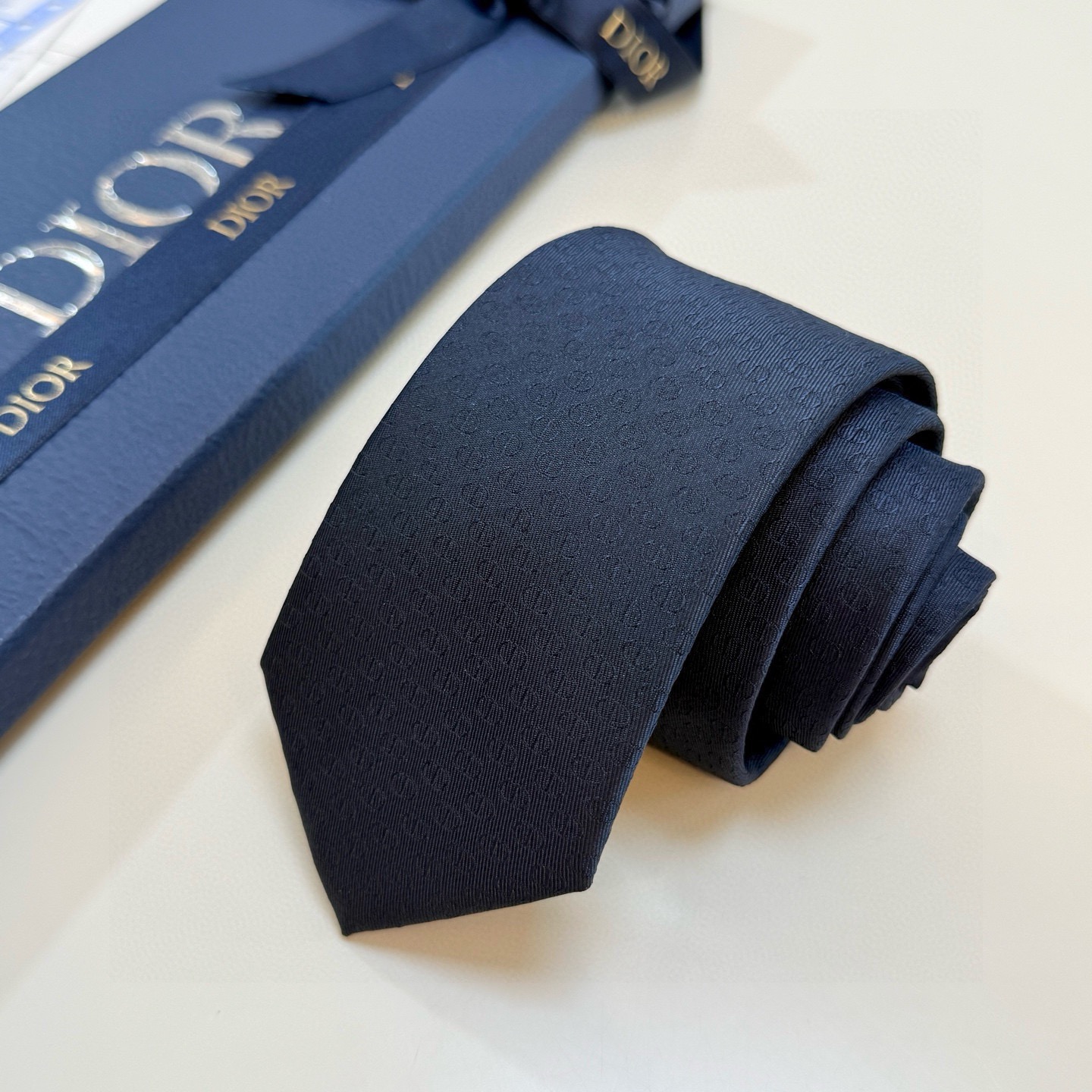 🌾 新款！官方同步领带出货【CD图案】Dior男士稀有😻😻展现精湛手工与时尚优雅的理想选择，这款采用DO