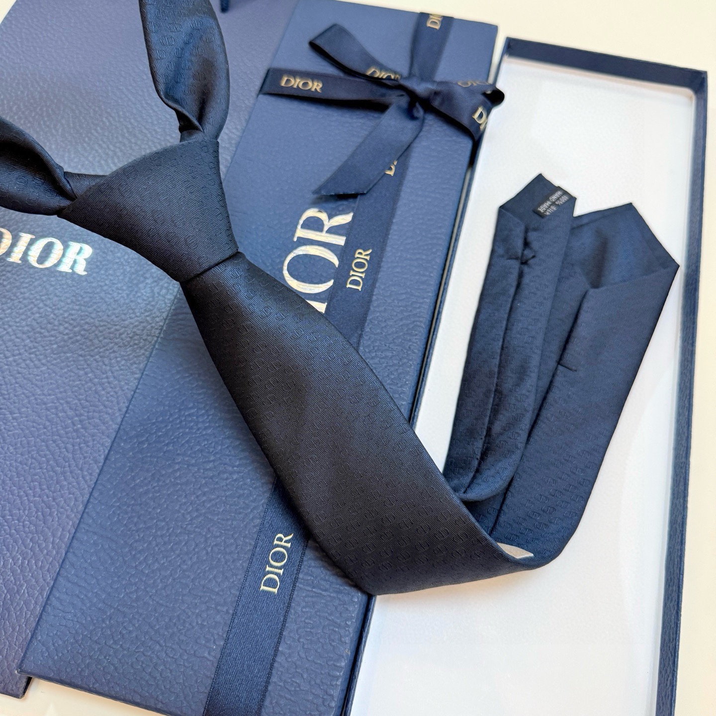 🌾 新款！官方同步领带出货【CD图案】Dior男士稀有😻😻展现精湛手工与时尚优雅的理想选择，这款采用DO
