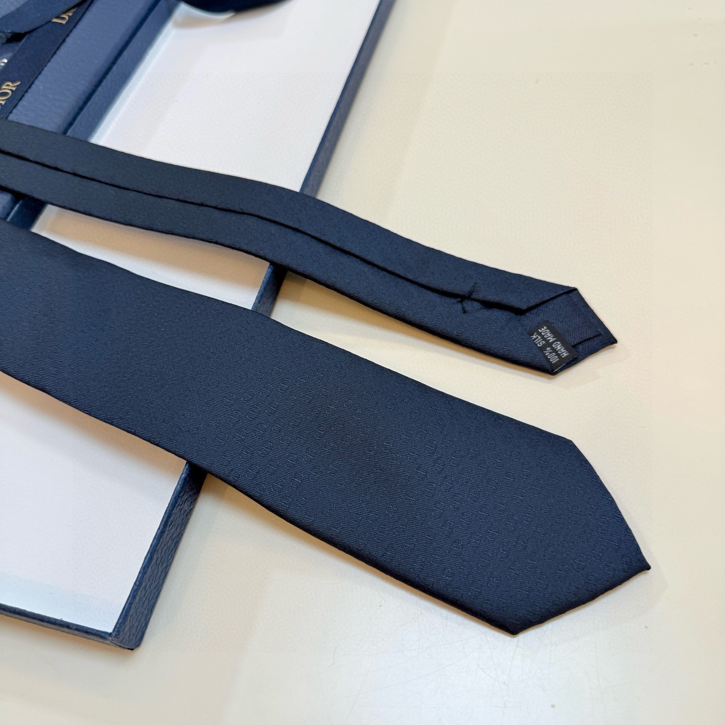 🌾 新款！官方同步领带出货【CD图案】Dior男士稀有😻😻展现精湛手工与时尚优雅的理想选择，这款采用DO