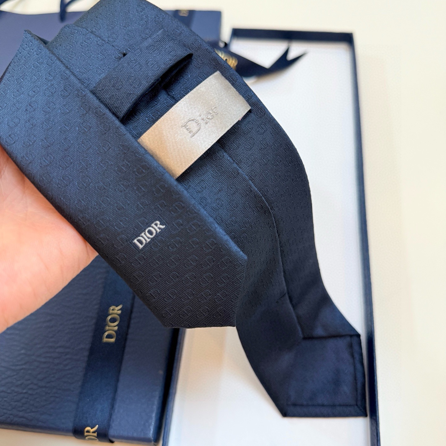 🌾 新款！官方同步领带出货【CD图案】Dior男士稀有😻😻展现精湛手工与时尚优雅的理想选择，这款采用DO