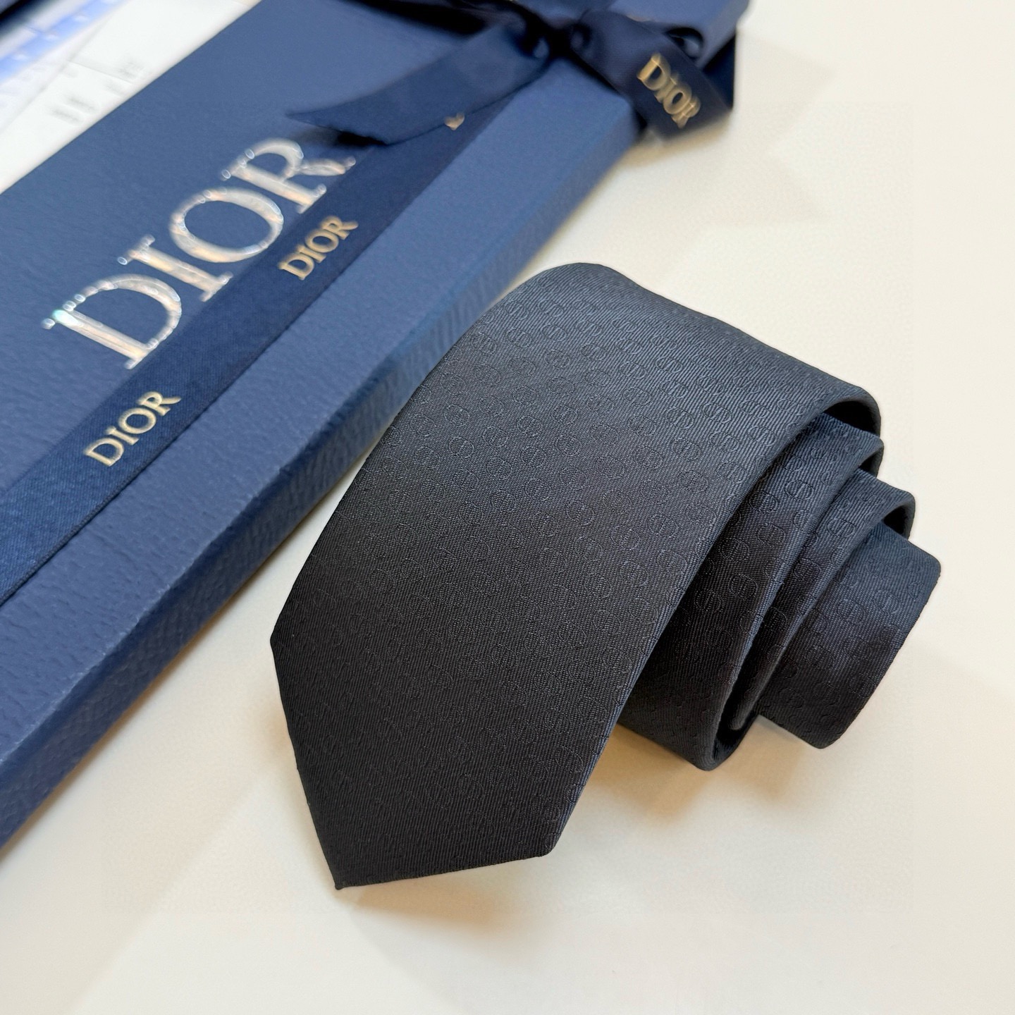 🌾 新款！官方同步领带出货【CD图案】Dior男士稀有😻😻展现精湛手工与时尚优雅的理想选择，这款采用DO