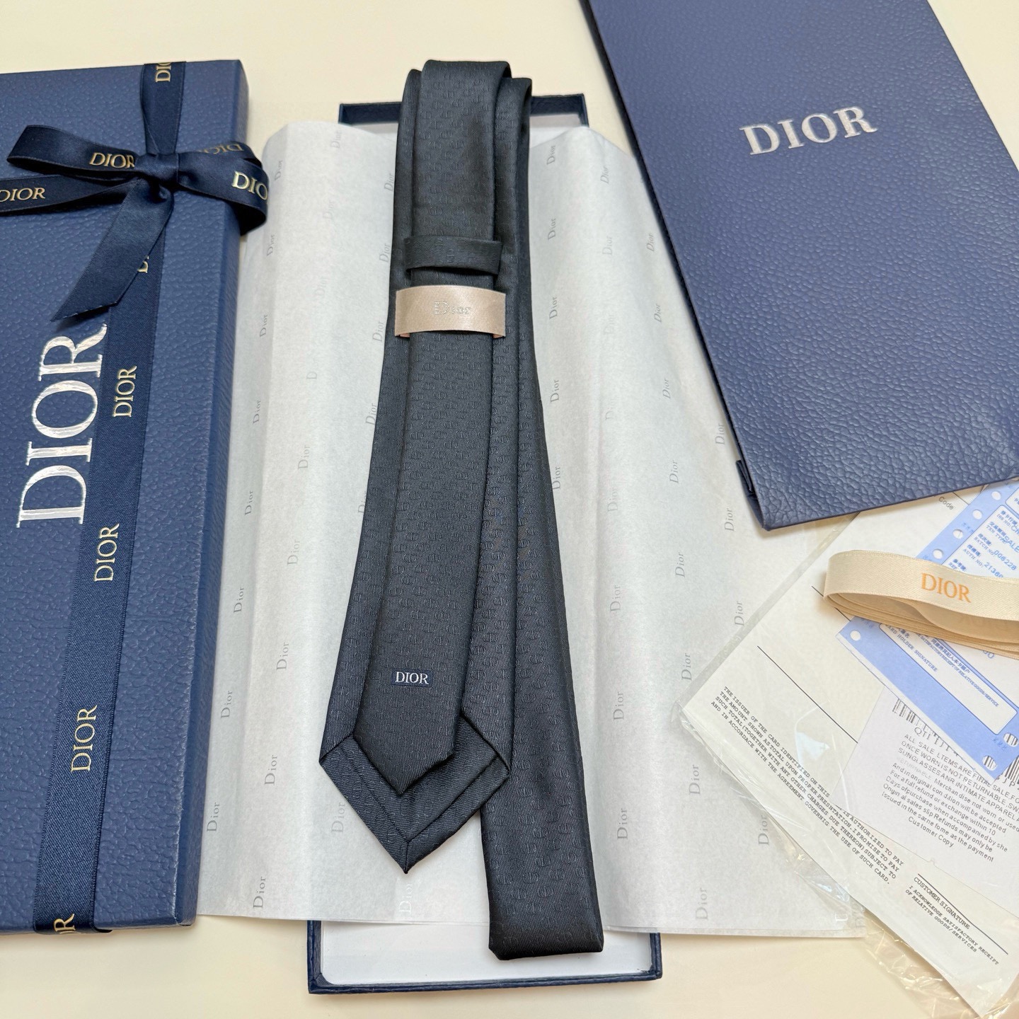 🌾 新款！官方同步领带出货【CD图案】Dior男士稀有😻😻展现精湛手工与时尚优雅的理想选择，这款采用DO