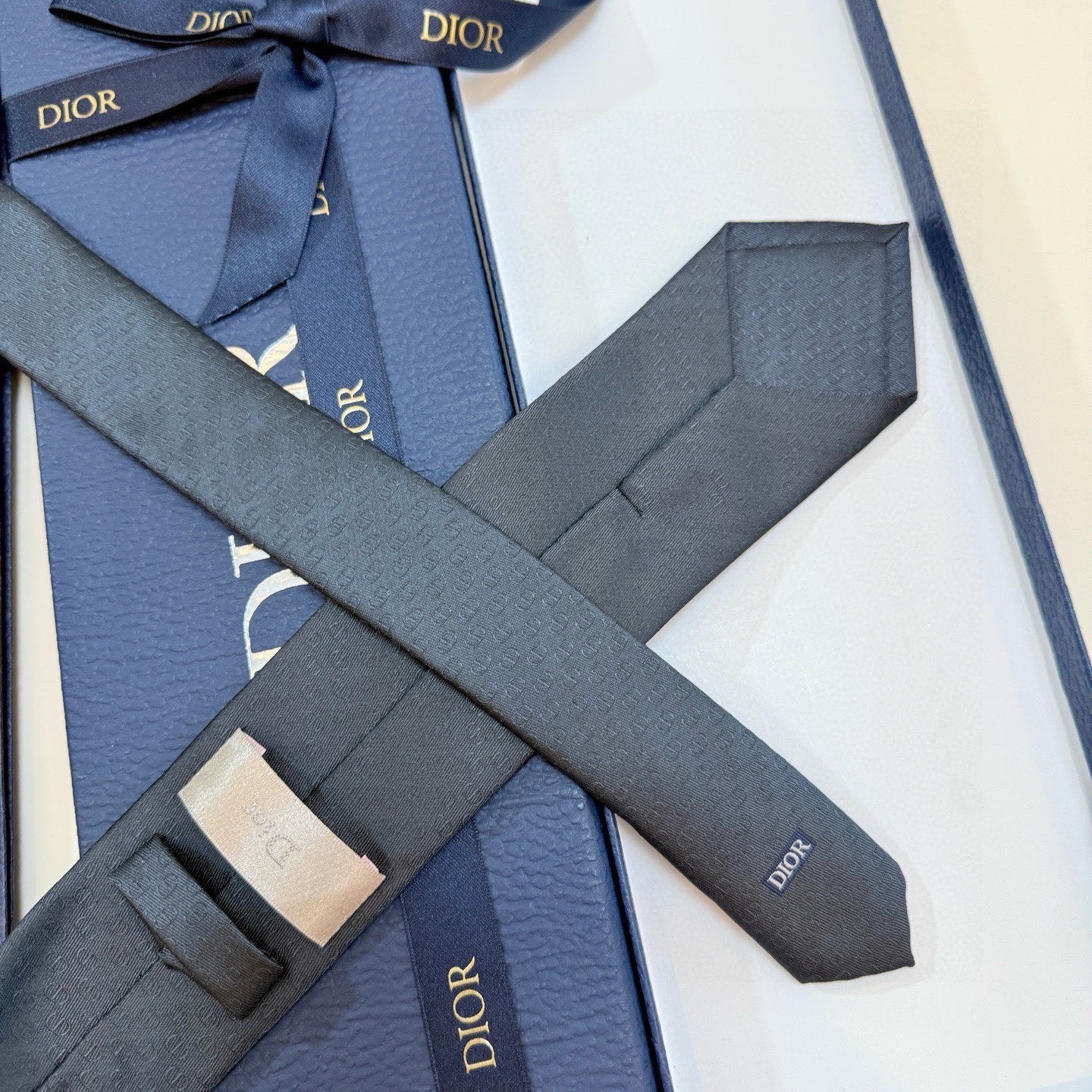 🌾 新款！官方同步领带出货【CD图案】Dior男士稀有😻😻展现精湛手工与时尚优雅的理想选择，这款采用DO