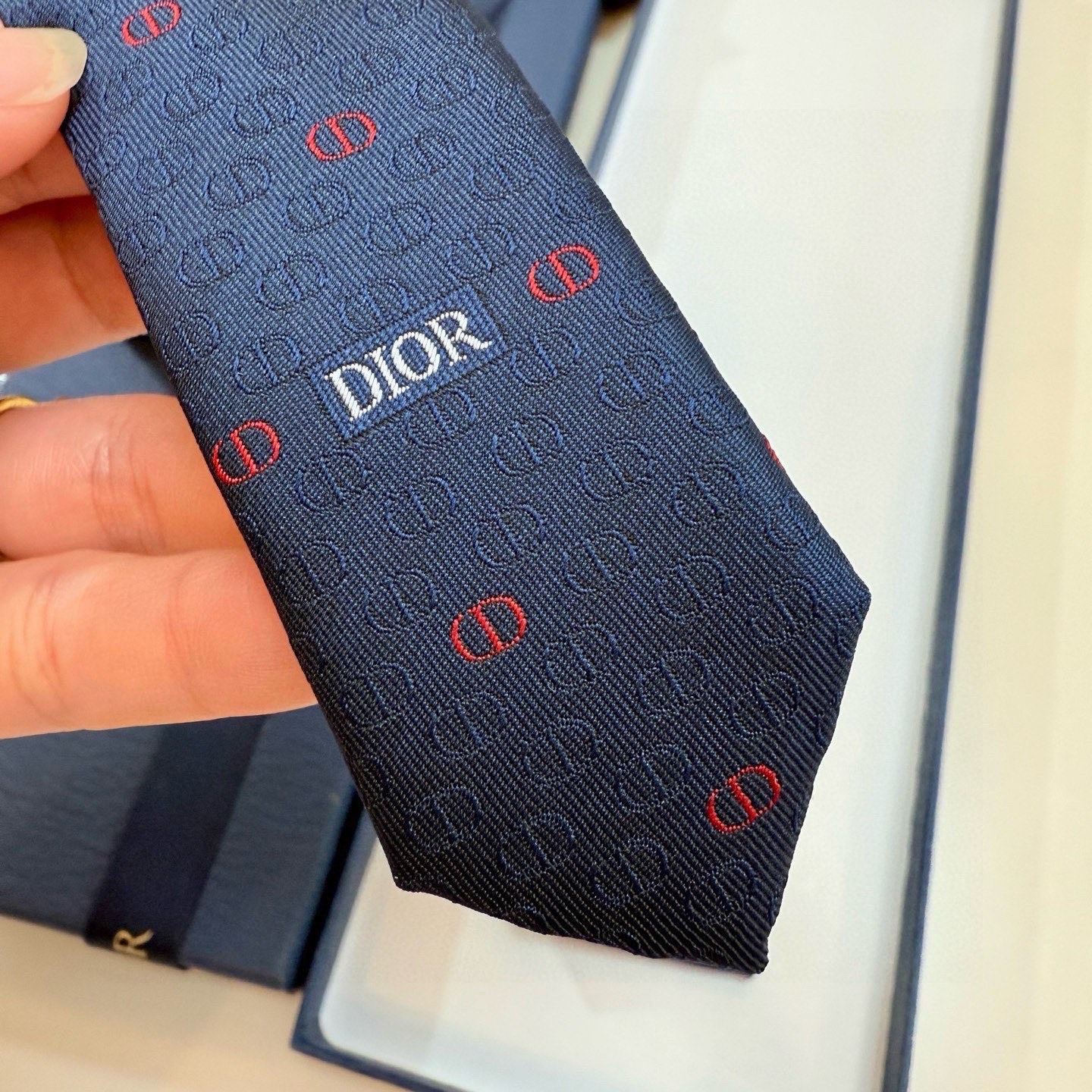 🌾 新款！官方同步领带出货【CD图案】Dior男士稀有😻😻展现精湛手工与时尚优雅的理想选择，这款采用DO