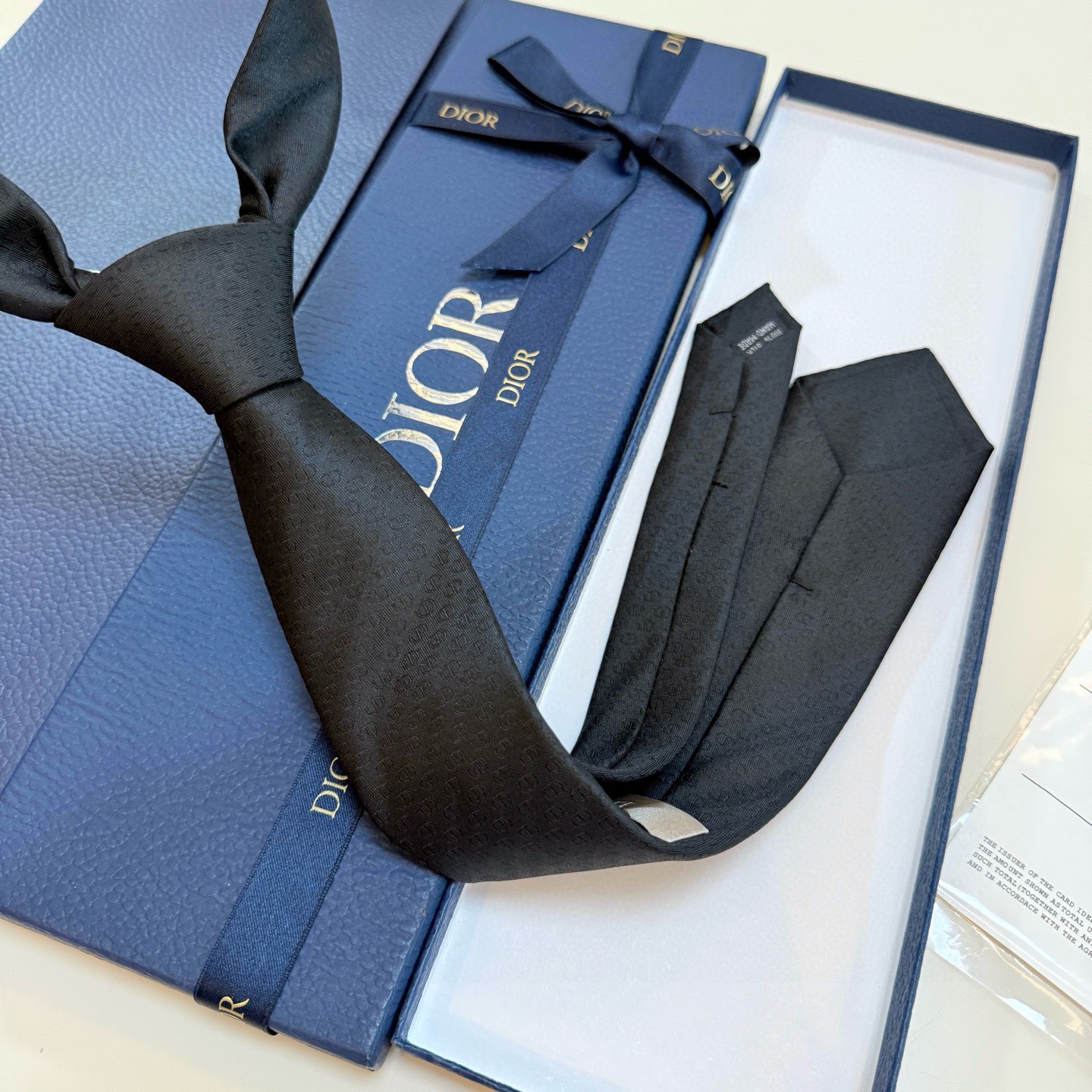 🌾 新款！官方同步领带出货【CD图案】Dior男士稀有😻😻展现精湛手工与时尚优雅的理想选择，这款采用DO