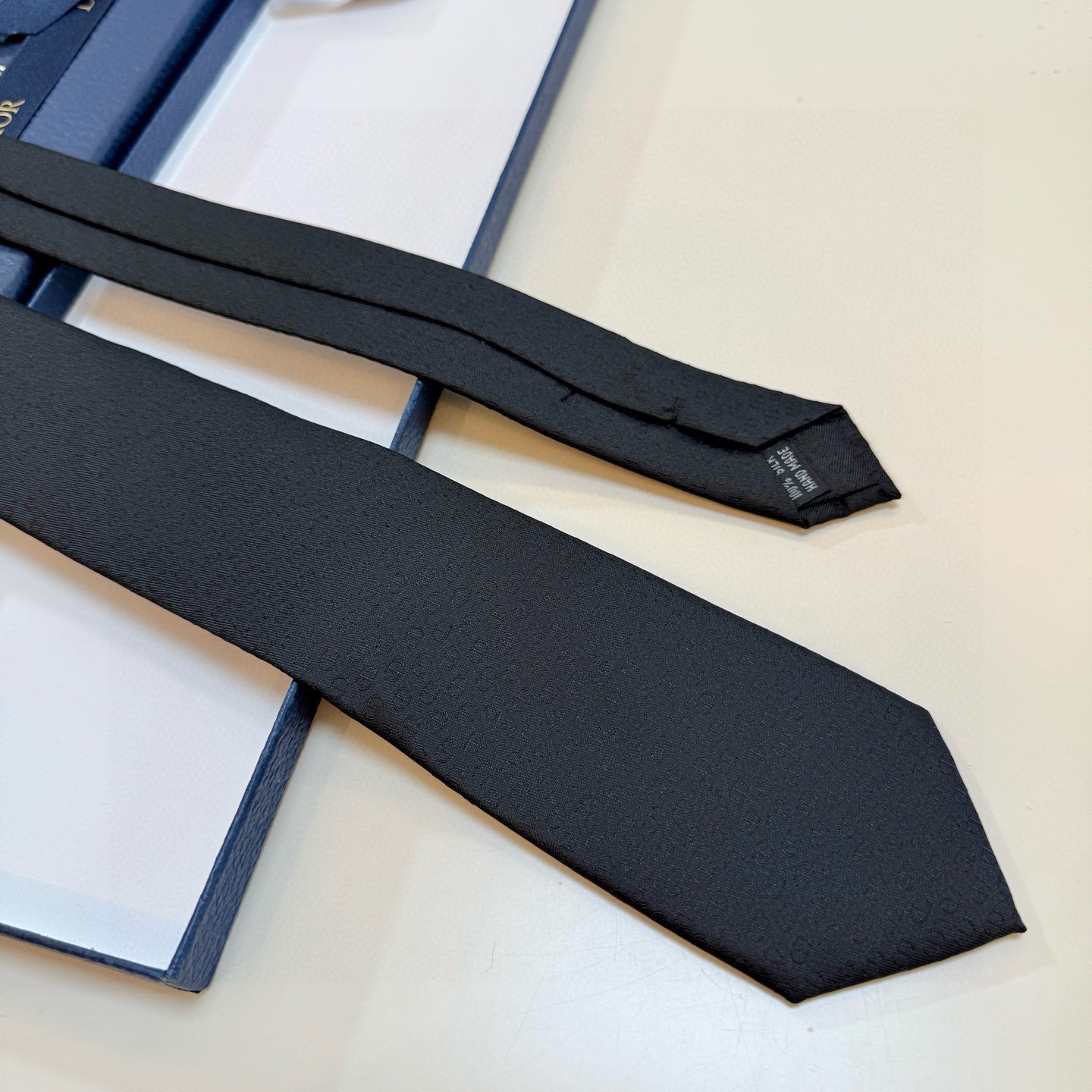 🌾 新款！官方同步领带出货【CD图案】Dior男士稀有😻😻展现精湛手工与时尚优雅的理想选择，这款采用DO