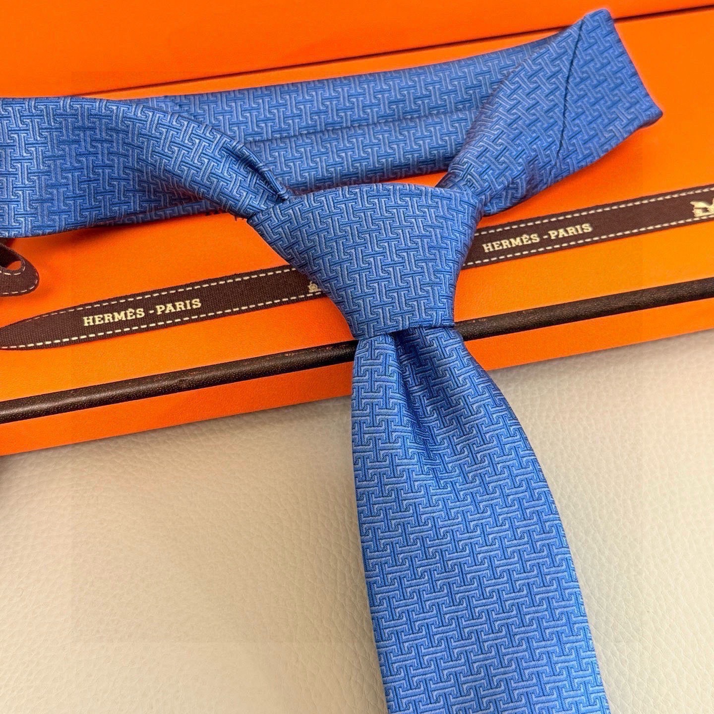 🌾官方同步新款男士领带，【H标志图案领带】👔👔，稀有H家每年都有一千条不同印花的领带面世，从最初的多以几