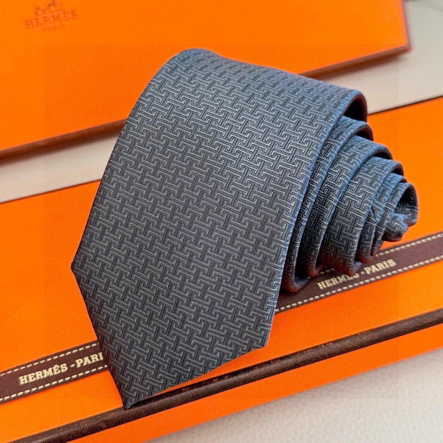 🌾官方同步新款男士领带，【H标志图案领带】👔👔，稀有H家每年都有一千条不同印花的领带面世，从最初的多以几