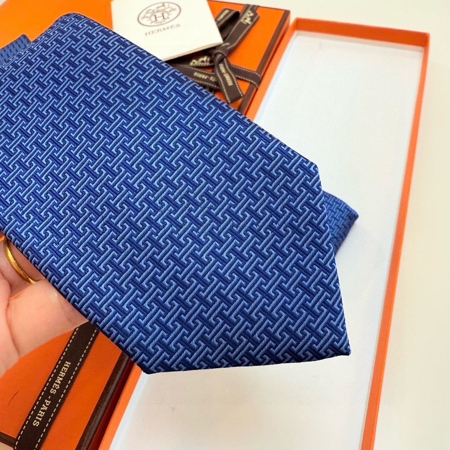 🌾官方同步新款男士领带，【H标志图案领带】👔👔，稀有H家每年都有一千条不同印花的领带面世，从最初的多以几