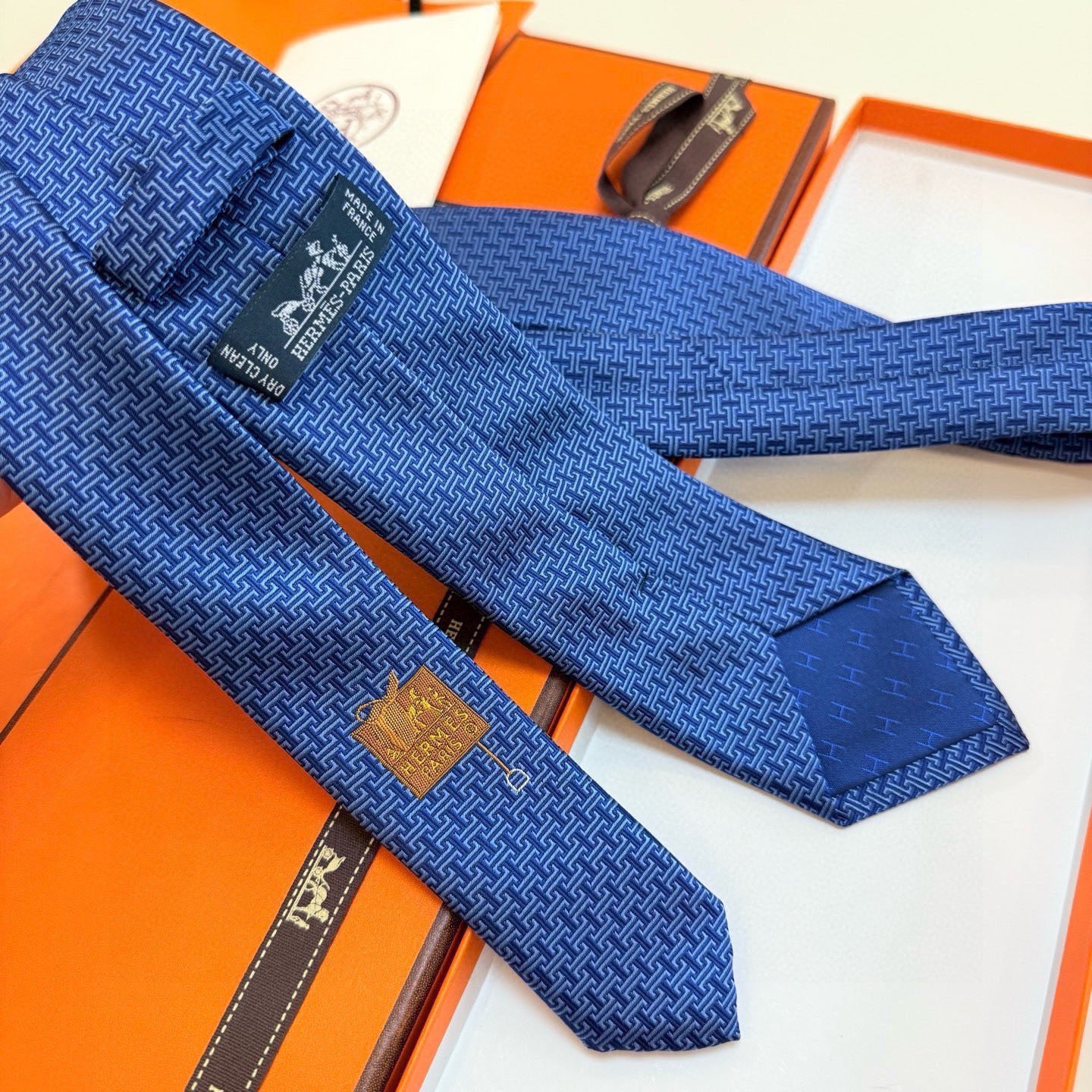 🌾官方同步新款男士领带，【H标志图案领带】👔👔，稀有H家每年都有一千条不同印花的领带面世，从最初的多以几