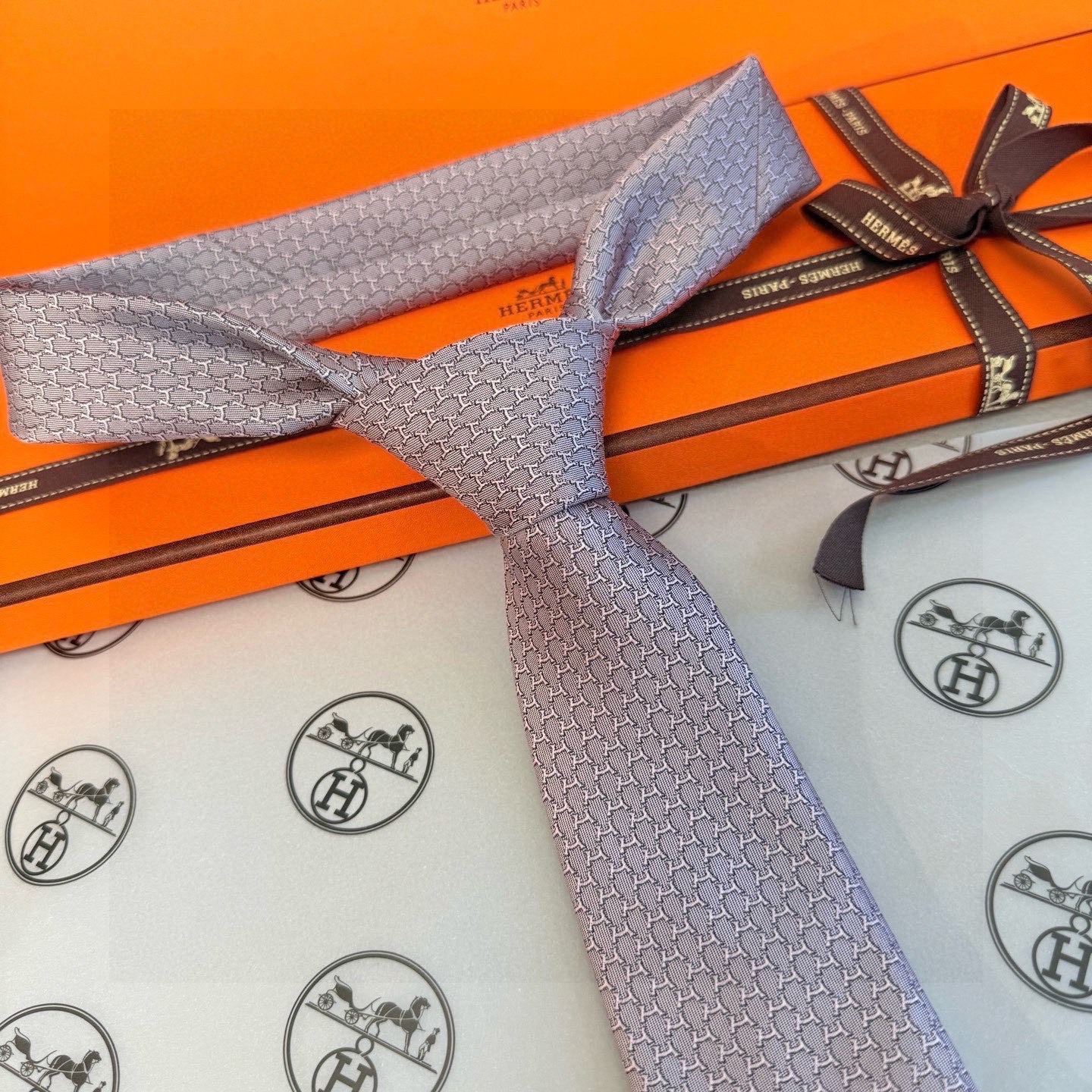 🌾专柜同步新款 爱马仕男士领带！爱马仕领带是每位男士衣橱中不可或缺的单品，也是一段故事的起源。仅有一条规
