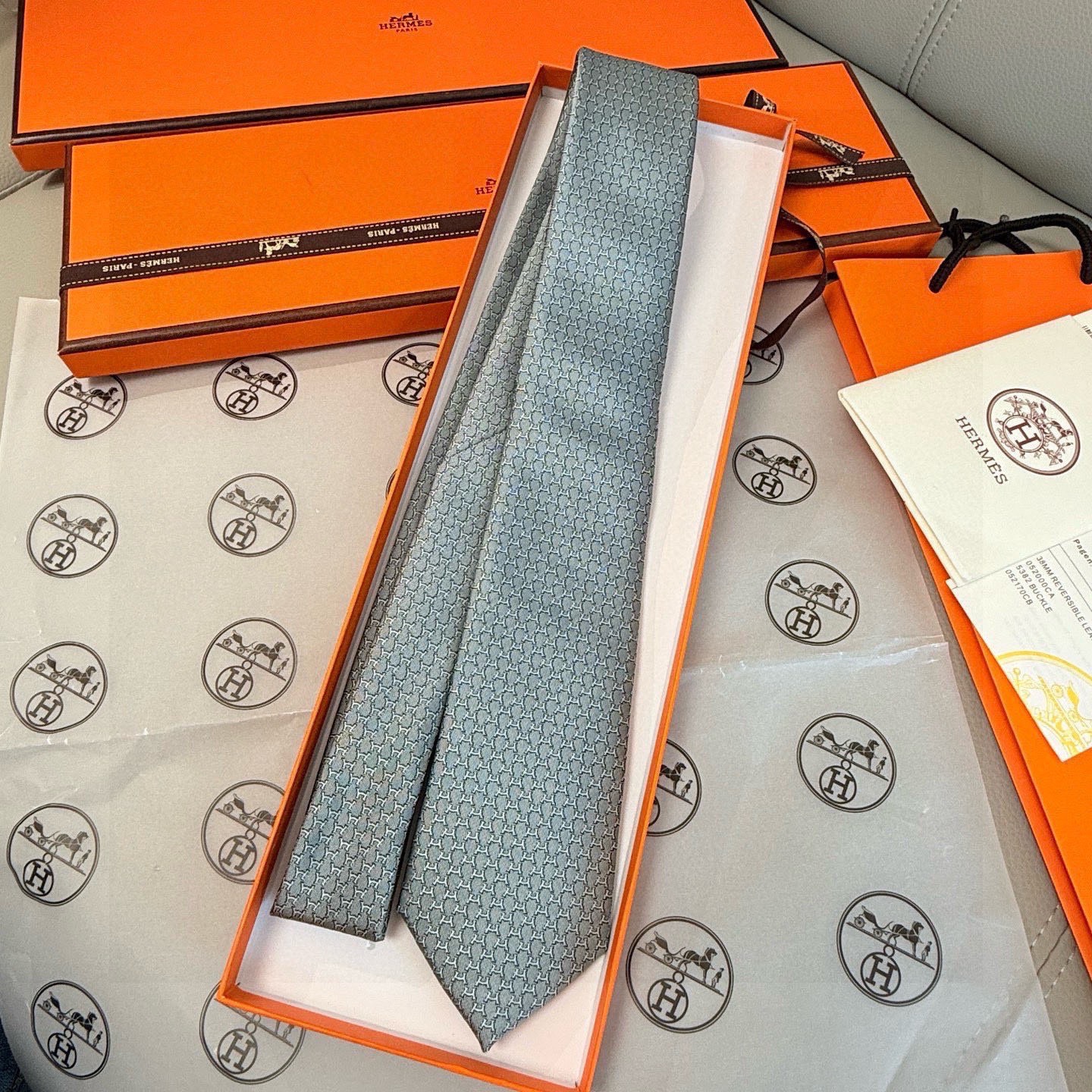 🌾专柜同步新款 爱马仕男士领带！爱马仕领带是每位男士衣橱中不可或缺的单品，也是一段故事的起源。仅有一条规