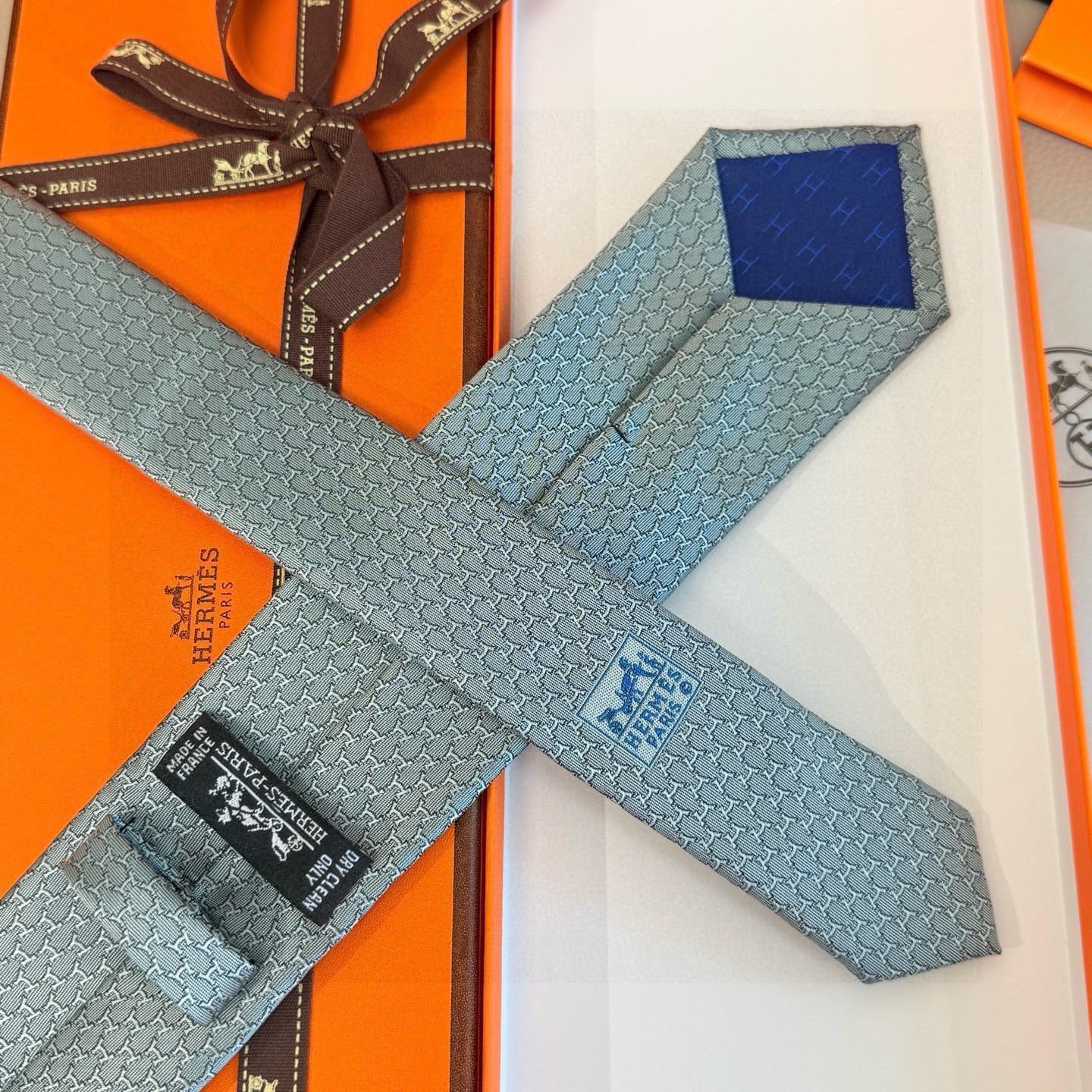 🌾专柜同步新款 爱马仕男士领带！爱马仕领带是每位男士衣橱中不可或缺的单品，也是一段故事的起源。仅有一条规