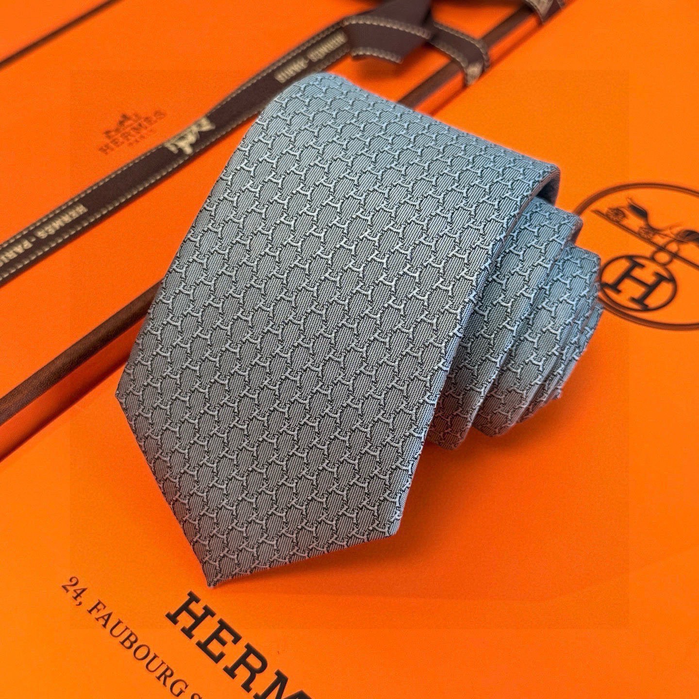 🌾专柜同步新款 爱马仕男士领带！爱马仕领带是每位男士衣橱中不可或缺的单品，也是一段故事的起源。仅有一条规