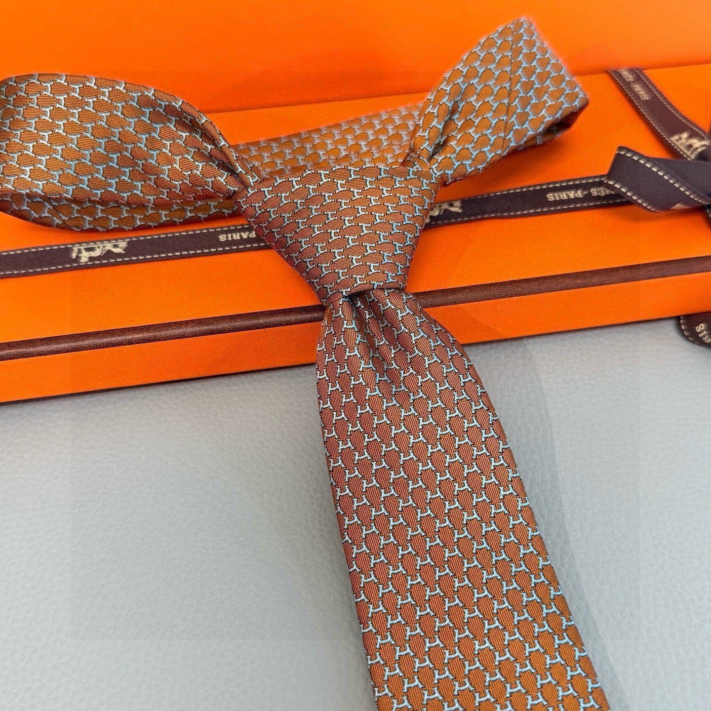 🌾专柜同步新款 爱马仕男士领带！爱马仕领带是每位男士衣橱中不可或缺的单品，也是一段故事的起源。仅有一条规