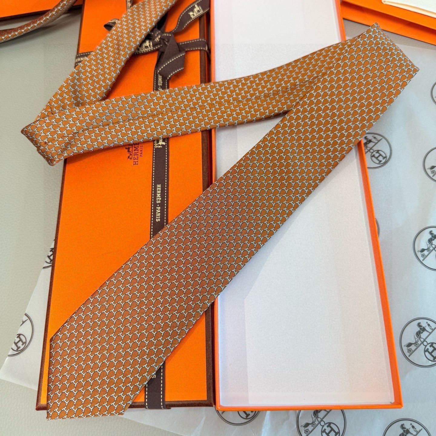 🌾专柜同步新款 爱马仕男士领带！爱马仕领带是每位男士衣橱中不可或缺的单品，也是一段故事的起源。仅有一条规